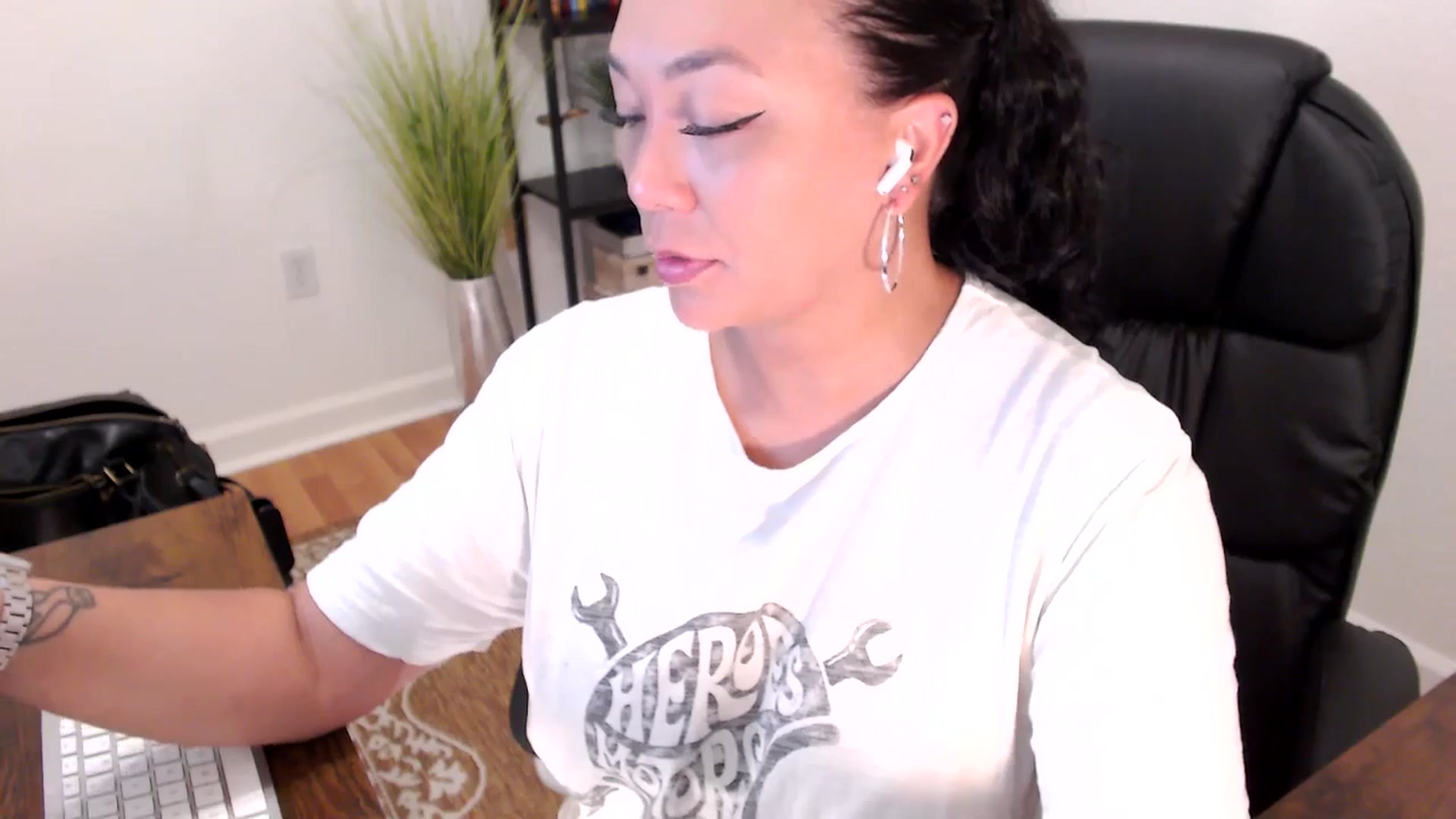 Gallery image thumbnail from MickaylaStar's myfreecams stream on, 05/19/2025, 15:20 image 4 of 20
