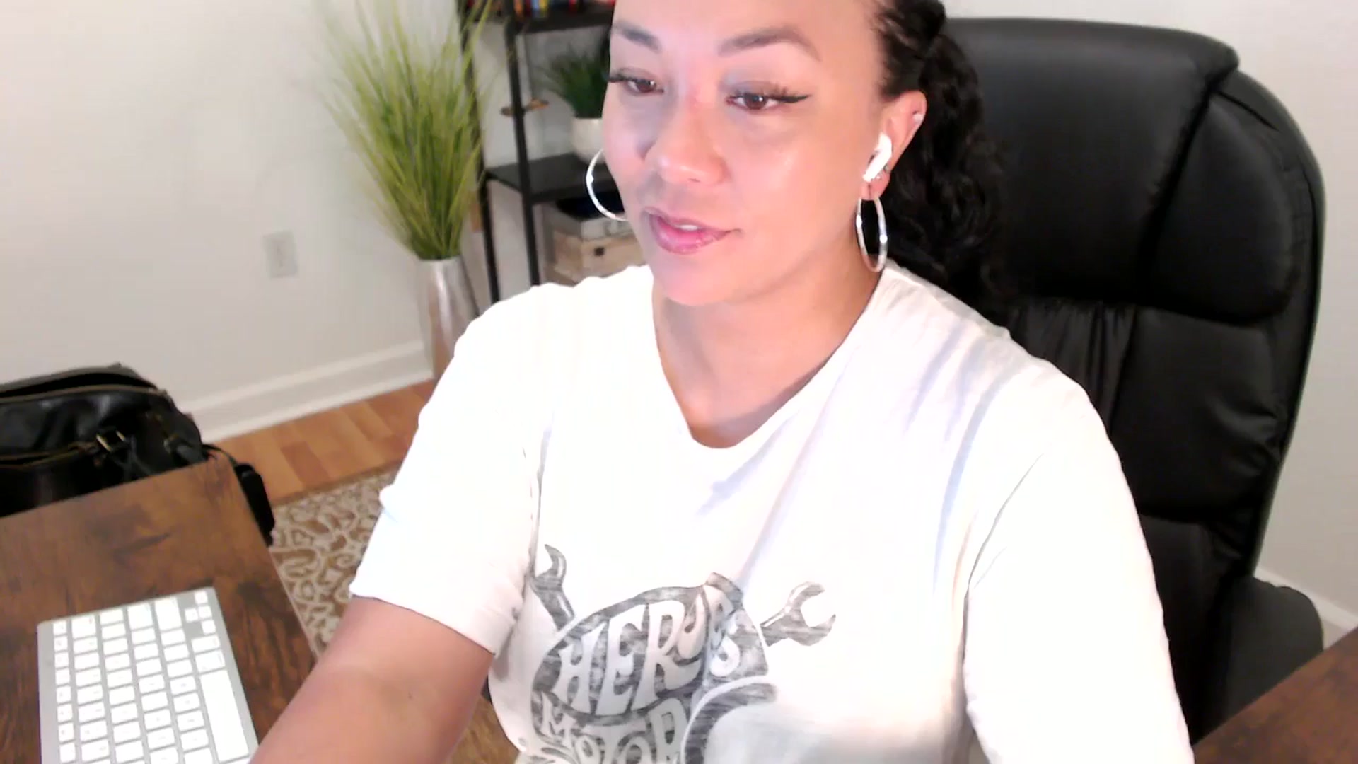 Gallery image thumbnail from MickaylaStar's myfreecams stream on, 05/19/2025, 15:20 image 5 of 20