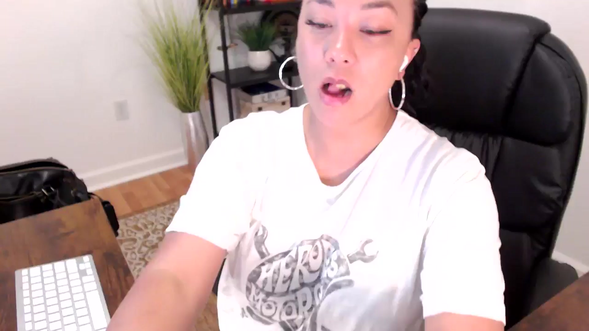 Gallery image thumbnail from MickaylaStar's myfreecams stream on, 05/19/2025, 15:20 image 8 of 20