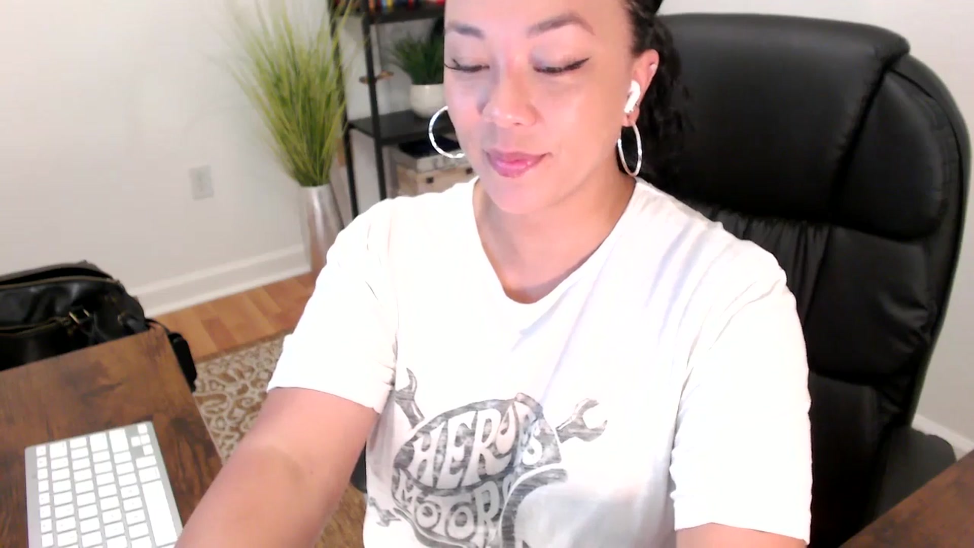 Gallery image thumbnail from MickaylaStar's myfreecams stream on, 05/19/2025, 15:20 image 10 of 20