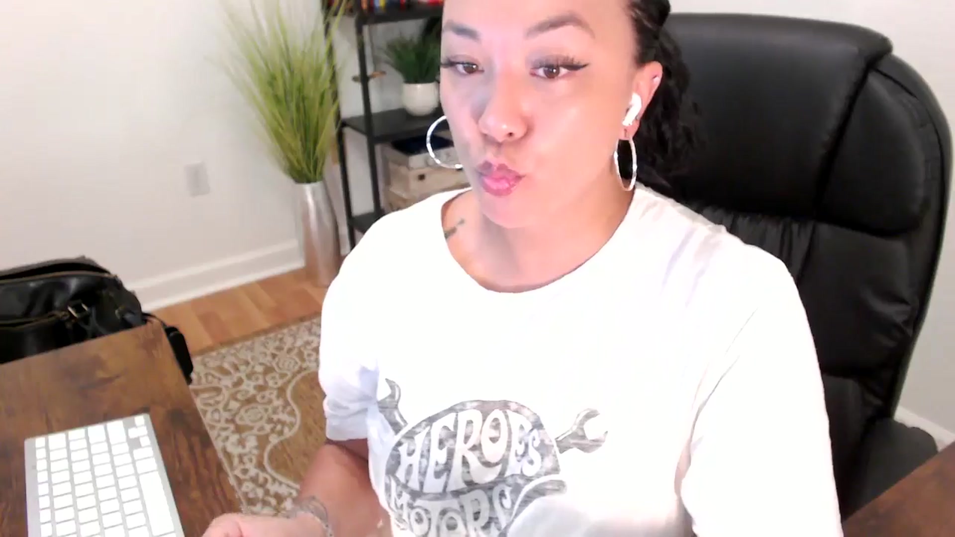 Gallery image thumbnail from MickaylaStar's myfreecams stream on, 05/19/2025, 15:20 image 9 of 20