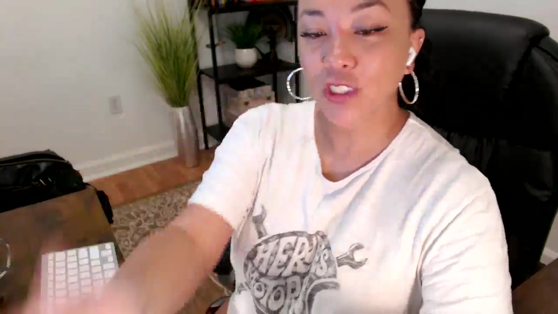 Gallery image thumbnail from MickaylaStar's myfreecams stream on, 05/19/2025, 15:20 image 20 of 20
