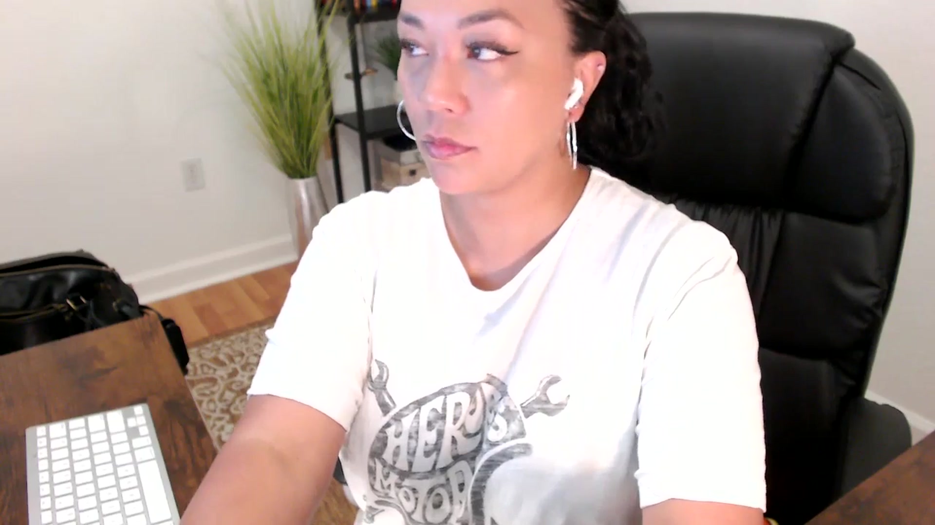 Gallery image thumbnail from MickaylaStar's myfreecams stream on, 05/19/2025, 15:20 image 6 of 20