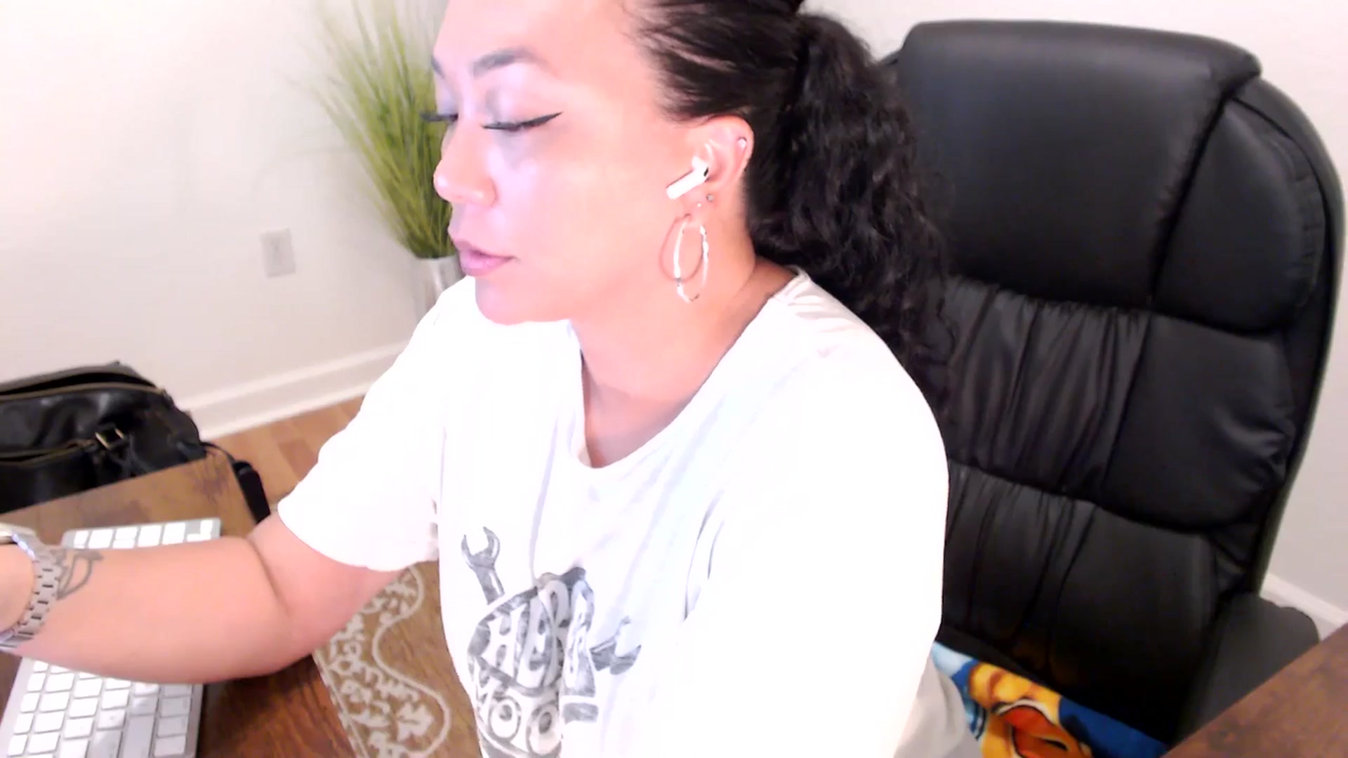 Gallery image thumbnail from MickaylaStar's myfreecams stream on, 05/19/2025, 15:56 image 2 of 20