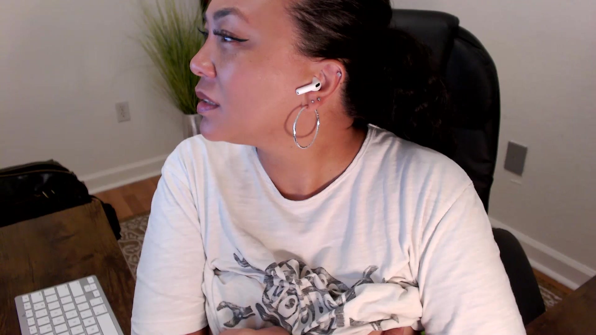 Gallery image thumbnail from MickaylaStar's myfreecams stream on, 05/19/2025, 15:56 image 12 of 20