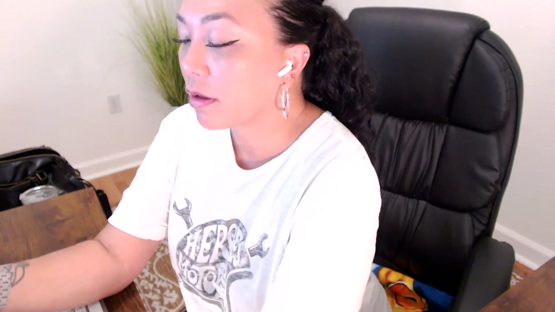 Gallery image thumbnail from MickaylaStar's myfreecams stream on, 05/19/2025, 15:56 image 19 of 20
