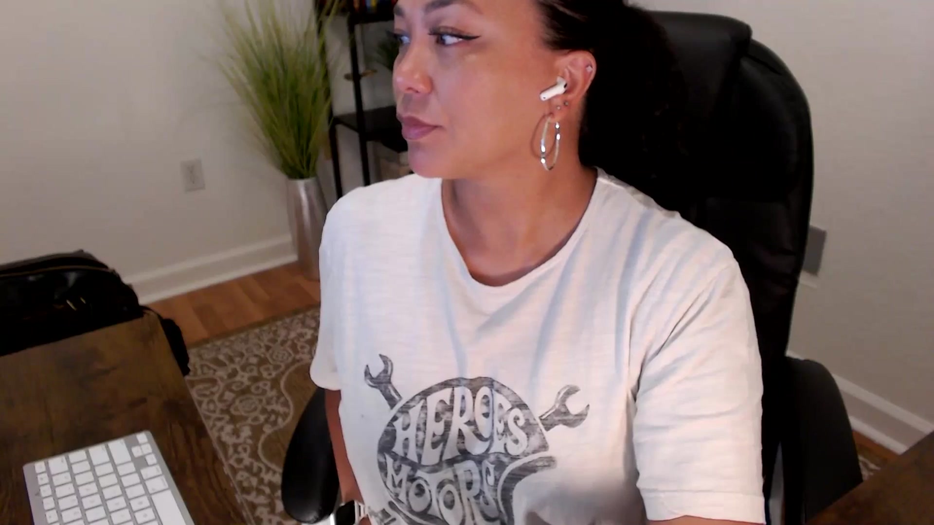 Gallery image thumbnail from MickaylaStar's myfreecams stream on, 05/19/2025, 15:56 image 10 of 20