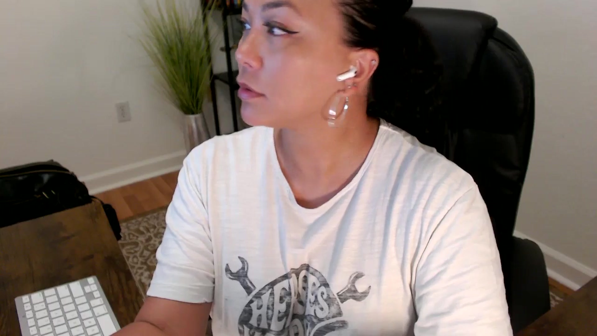 Gallery image thumbnail from MickaylaStar's myfreecams stream on, 05/19/2025, 15:56 image 7 of 20