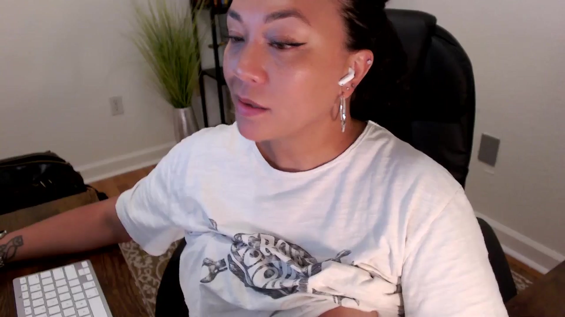 Gallery image thumbnail from MickaylaStar's myfreecams stream on, 05/19/2025, 15:56 image 13 of 20
