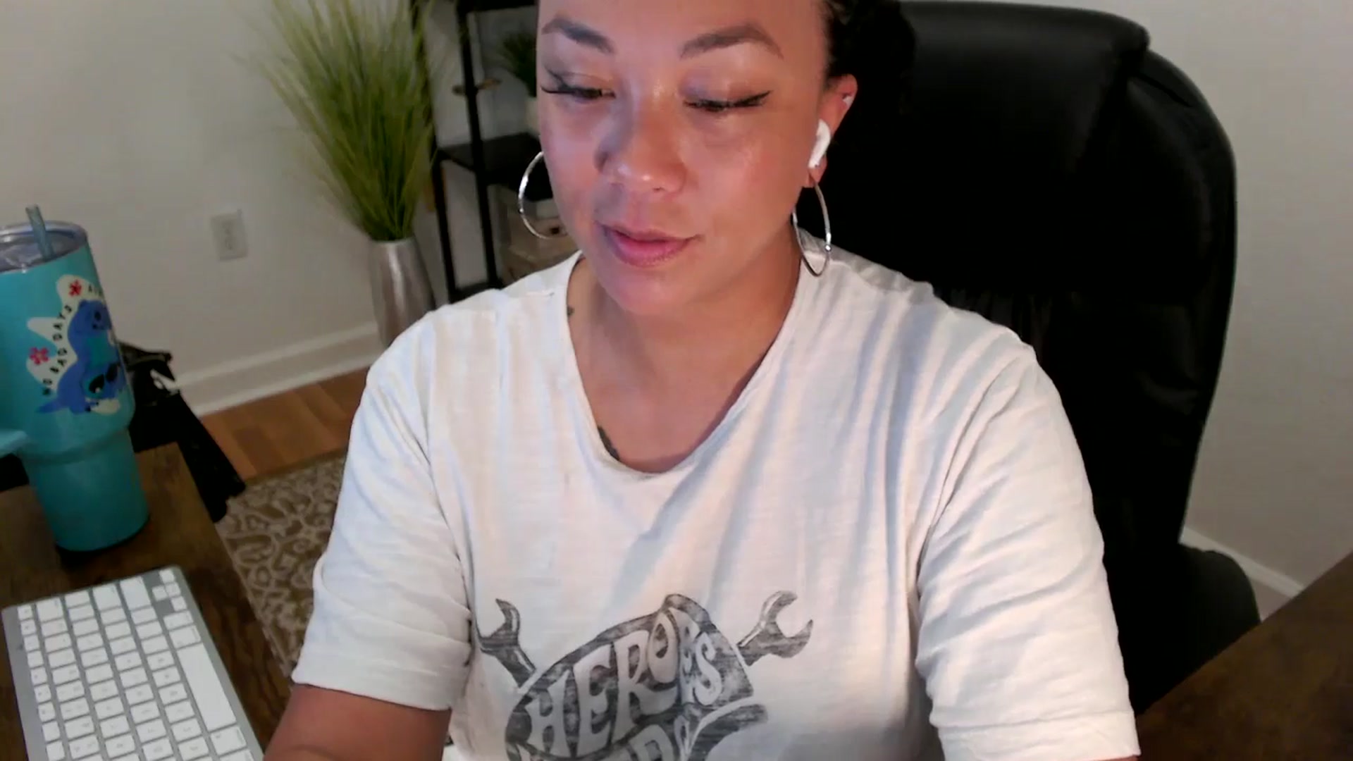 Gallery image thumbnail from MickaylaStar's myfreecams stream on, 05/19/2025, 19:12 image 6 of 20