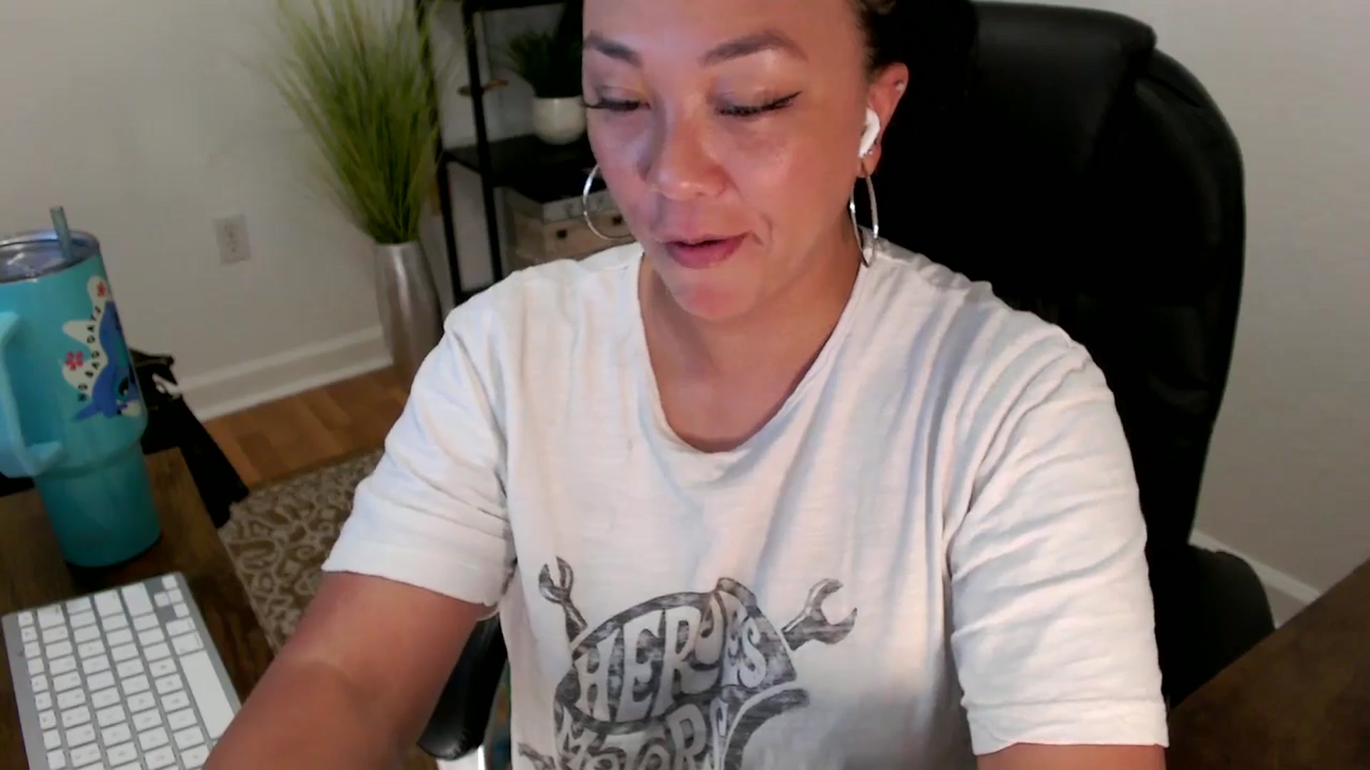 Gallery image thumbnail from MickaylaStar's myfreecams stream on, 05/19/2025, 19:12 image 5 of 20