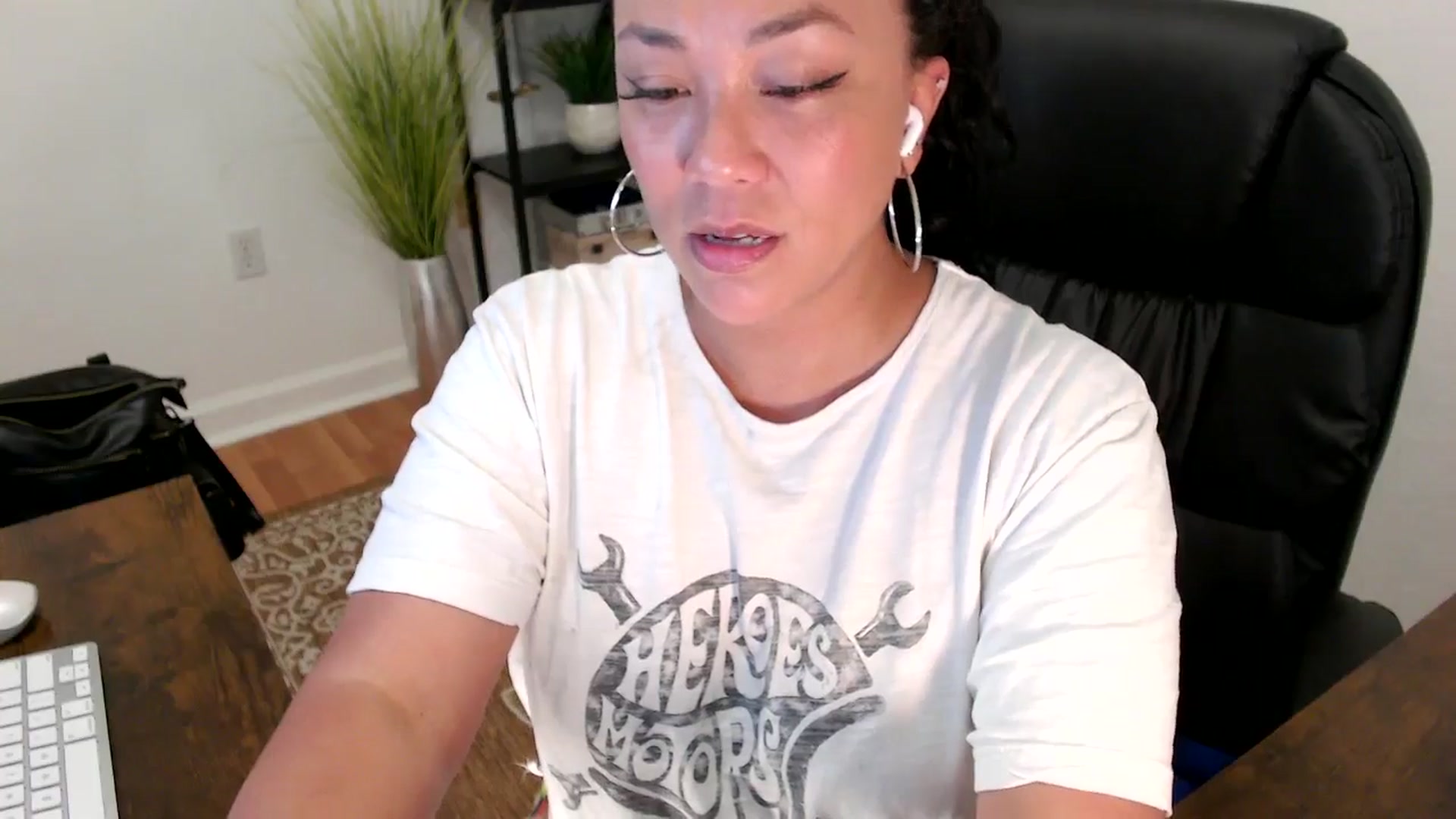Gallery image thumbnail from MickaylaStar's myfreecams stream on, 05/19/2025, 19:12 image 18 of 20