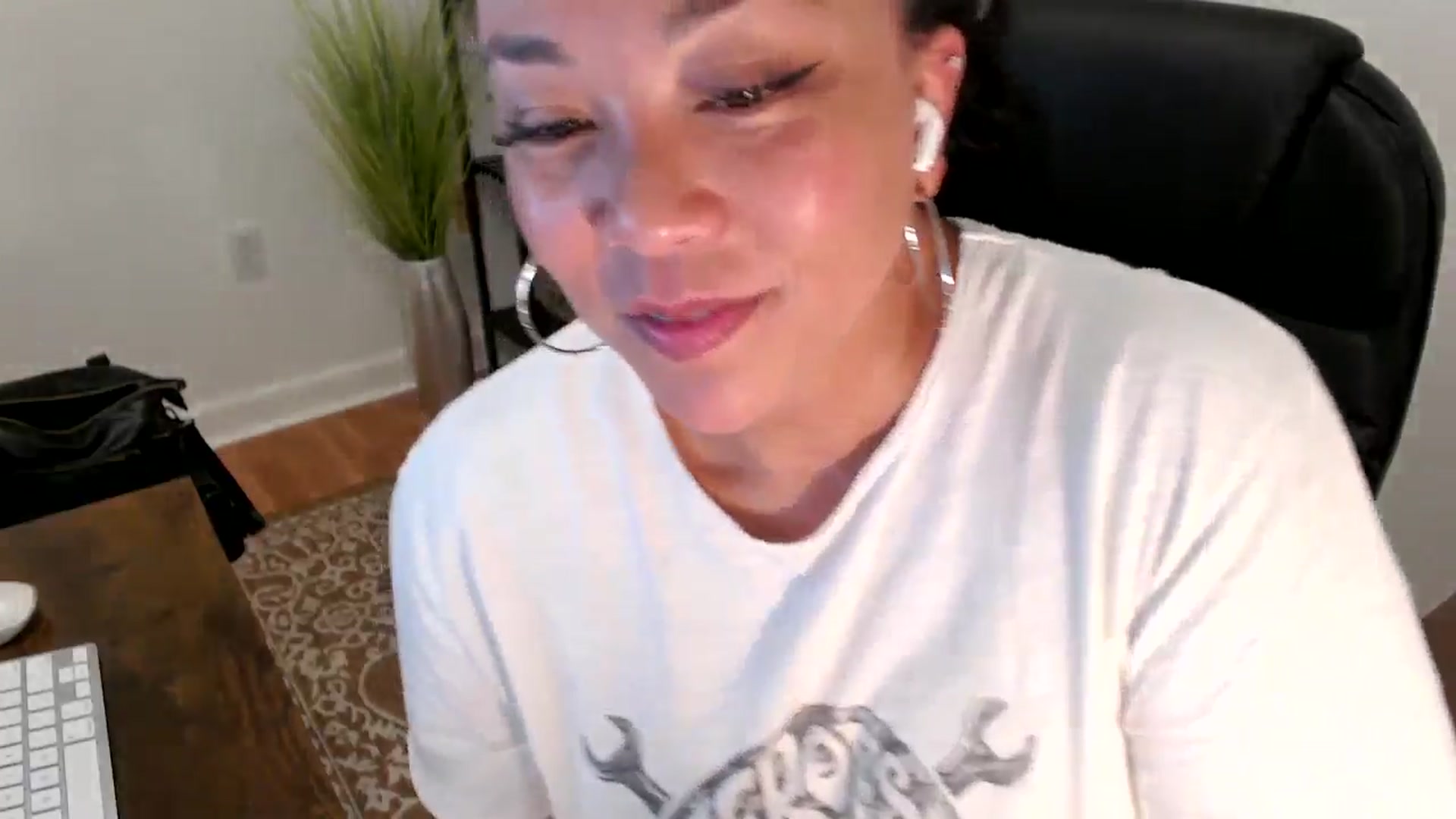 Gallery image thumbnail from MickaylaStar's myfreecams stream on, 05/19/2025, 19:12 image 19 of 20