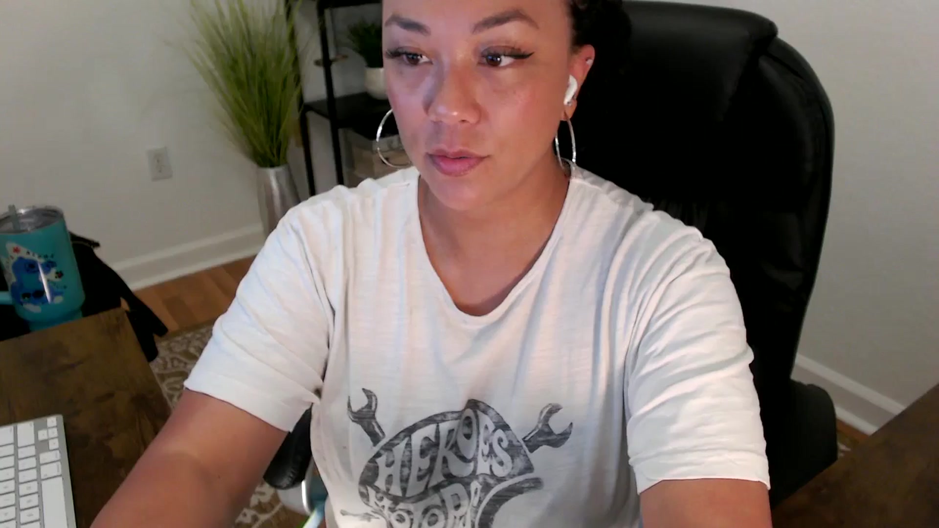 Gallery image thumbnail from MickaylaStar's myfreecams stream on, 05/19/2025, 19:45 image 5 of 20