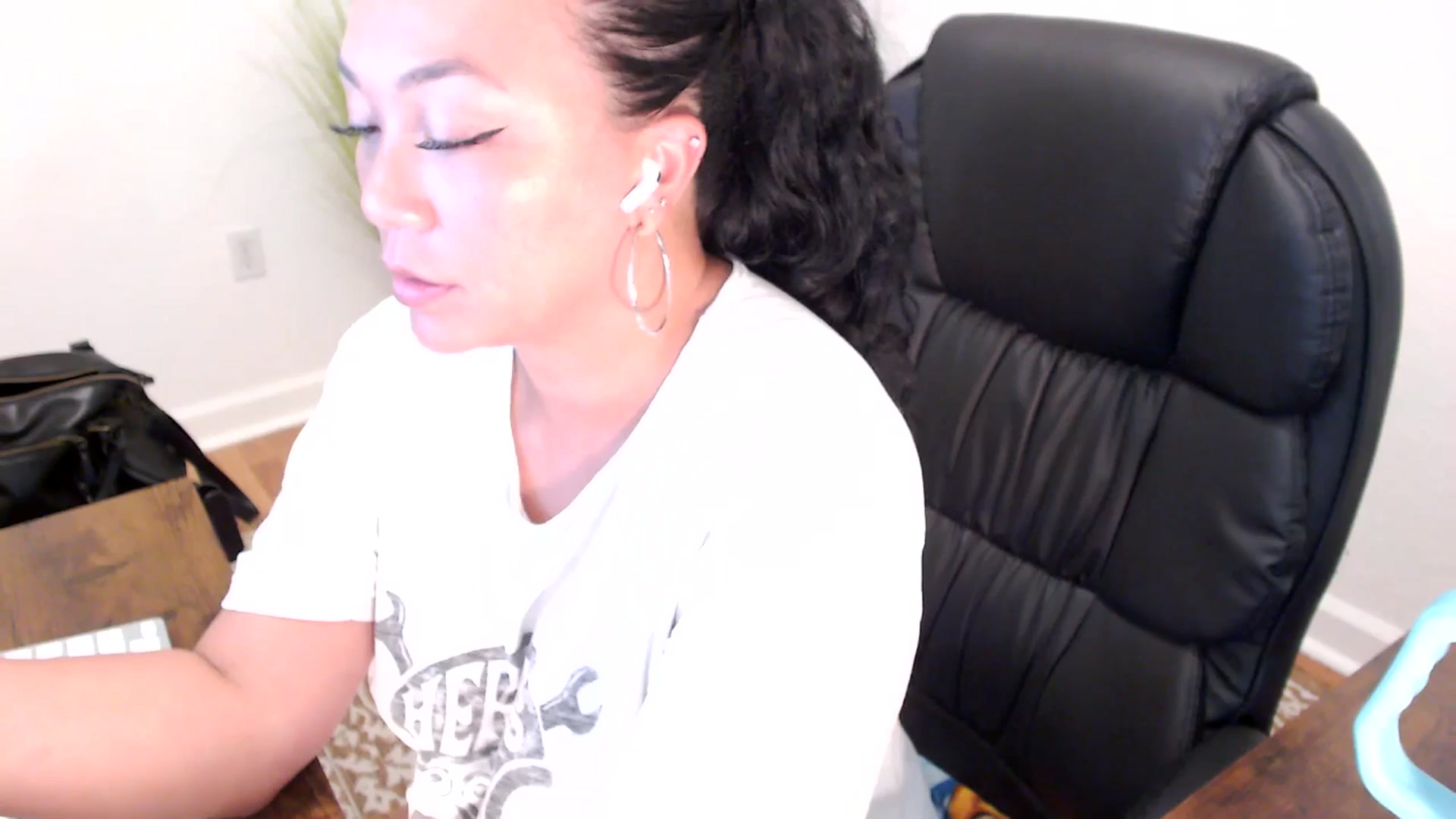 Gallery image thumbnail from MickaylaStar's myfreecams stream on, 05/19/2025, 19:45 image 18 of 20