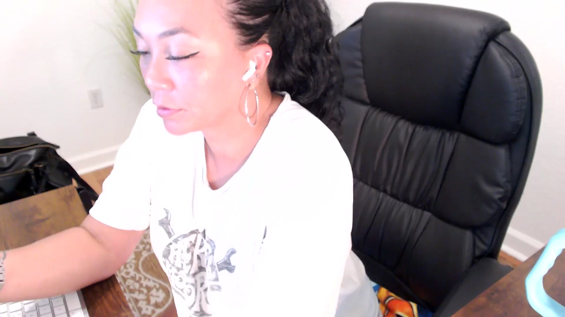 Gallery image thumbnail from MickaylaStar's myfreecams stream on, 05/19/2025, 19:45 image 15 of 20