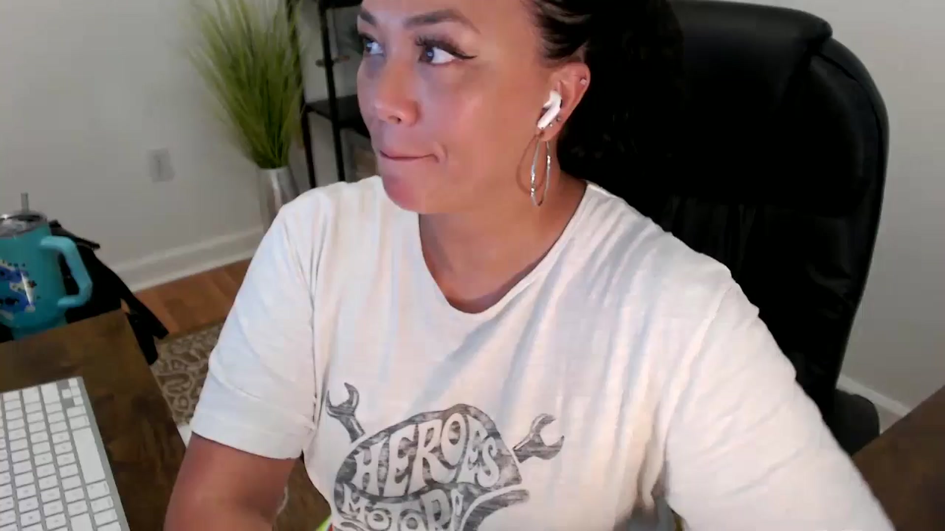 Gallery image thumbnail from MickaylaStar's myfreecams stream on, 05/19/2025, 20:26 image 19 of 20