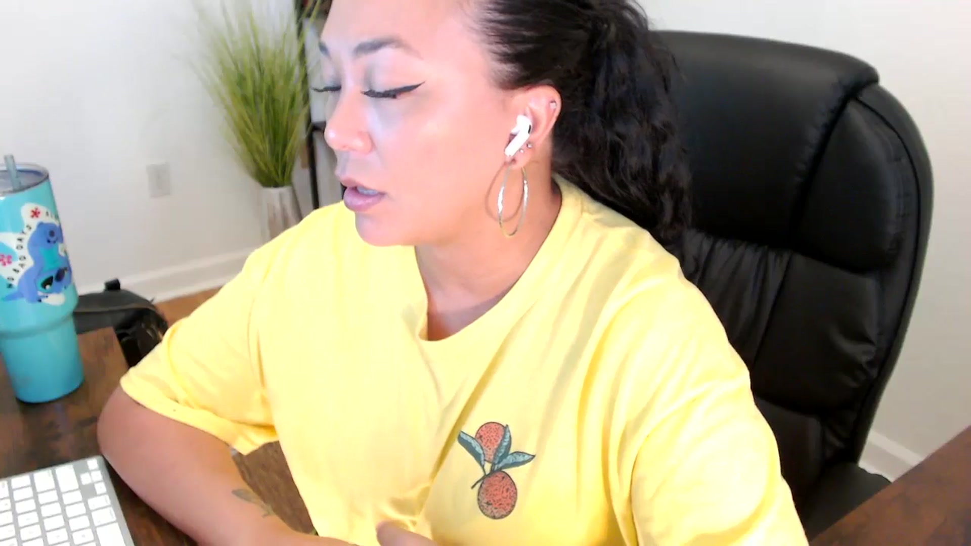 Gallery image thumbnail from MickaylaStar's myfreecams stream on, 05/20/2025, 16:09 image 19 of 20