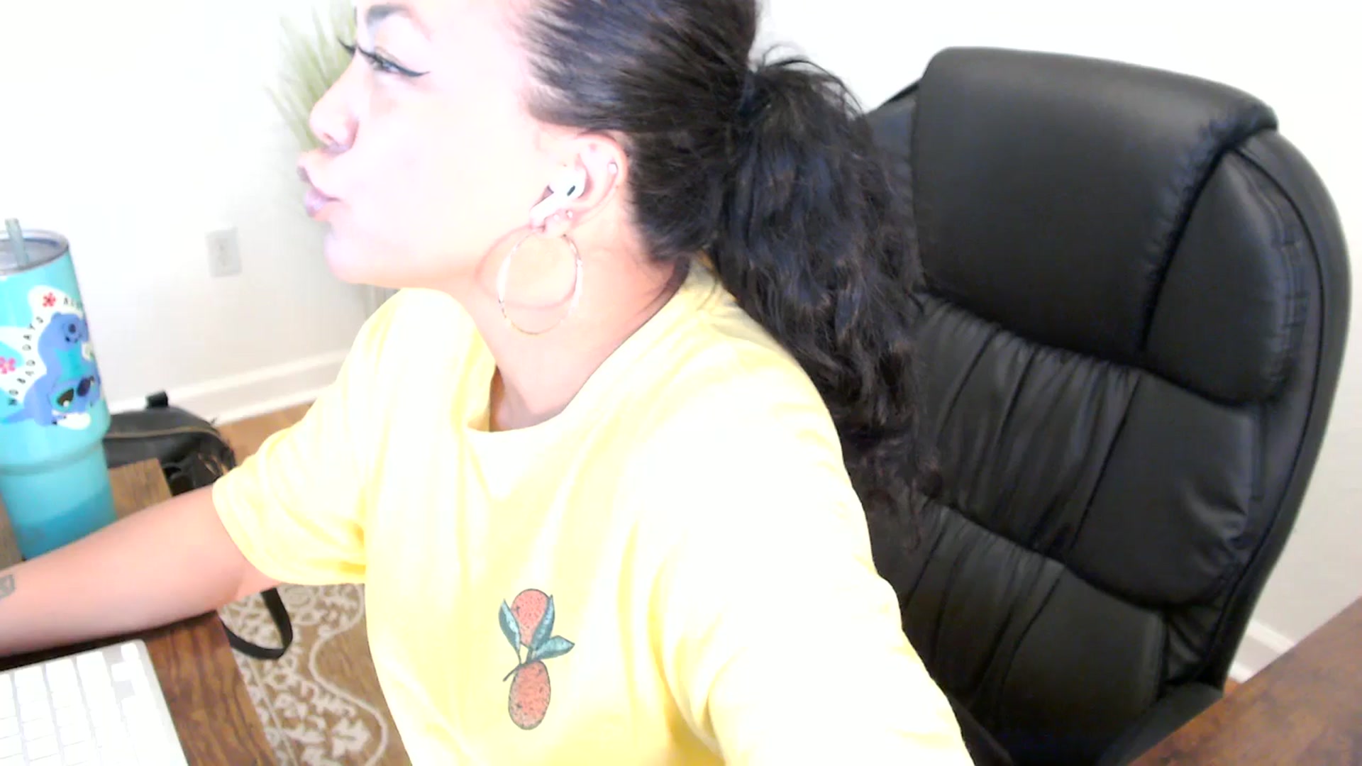 Gallery image thumbnail from MickaylaStar's myfreecams stream on, 05/20/2025, 16:09 image 14 of 20