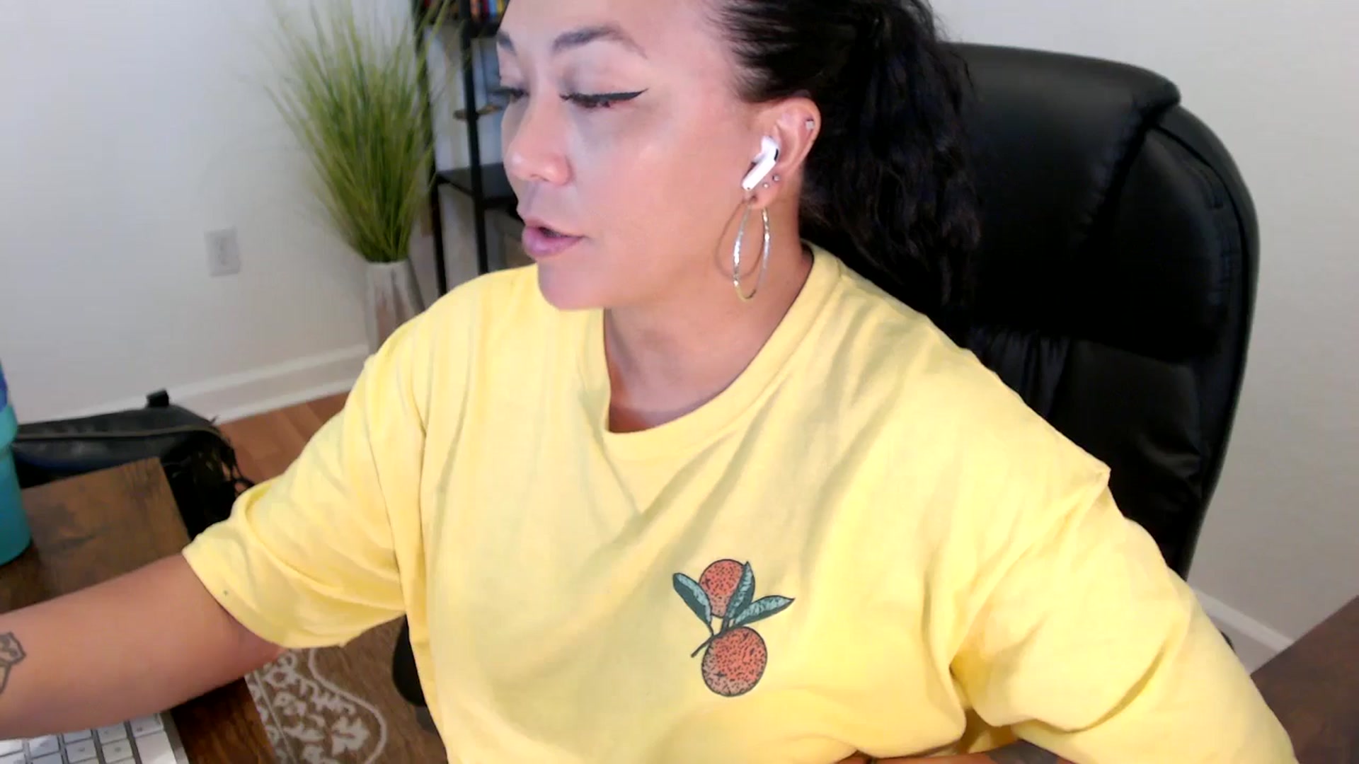 Gallery image thumbnail from MickaylaStar's myfreecams stream on, 05/20/2025, 16:09 image 7 of 20