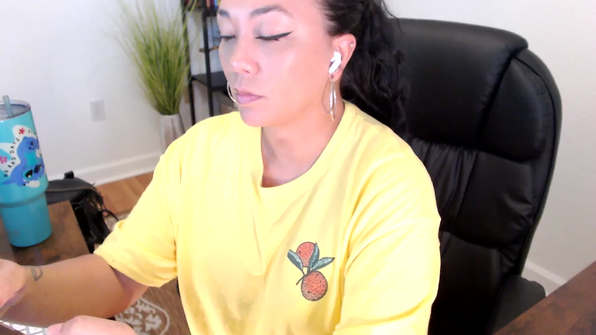 Gallery image thumbnail from MickaylaStar's myfreecams stream on, 05/20/2025, 16:09 image 15 of 20