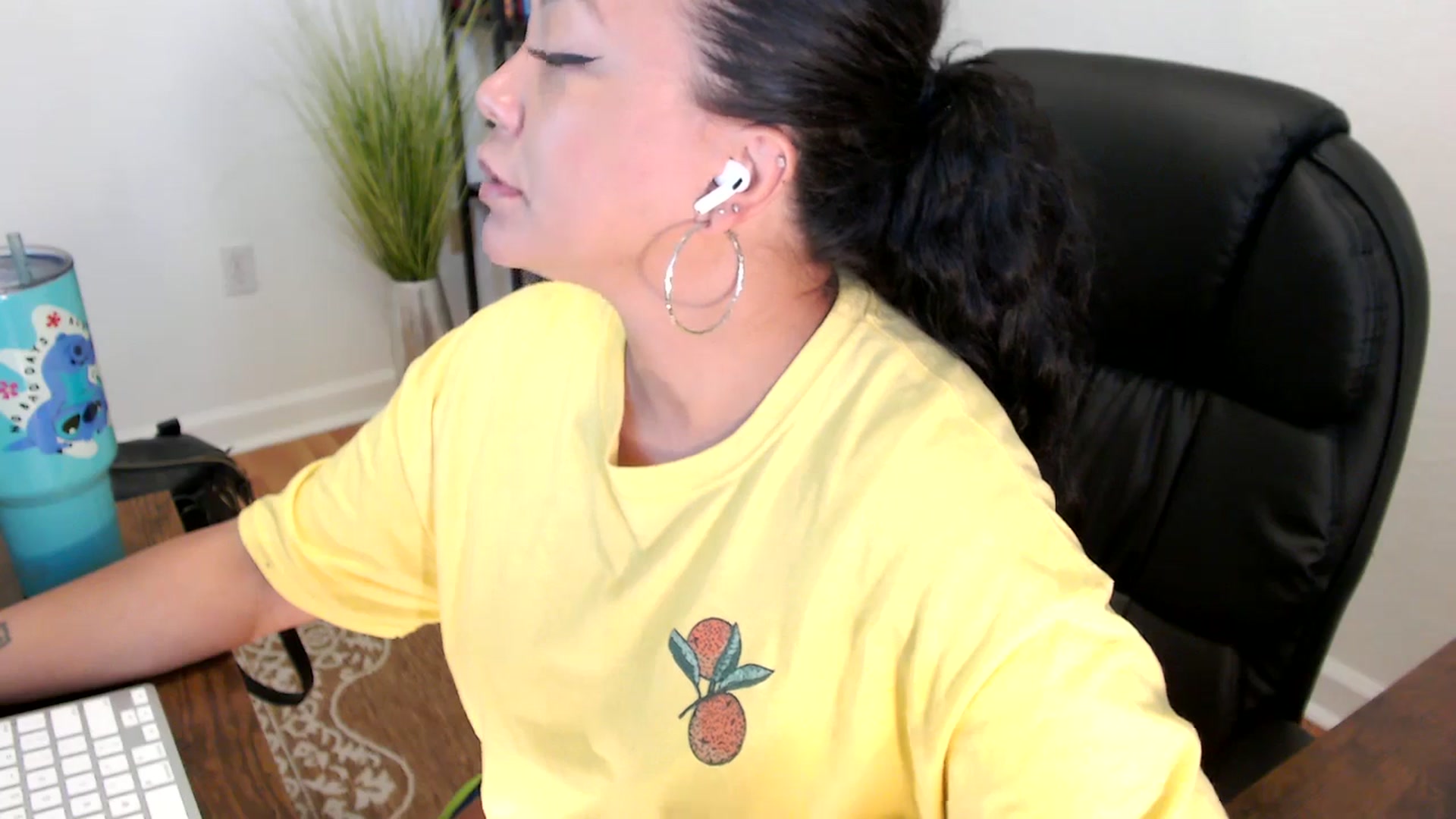 Gallery image thumbnail from MickaylaStar's myfreecams stream on, 05/20/2025, 16:09 image 17 of 20