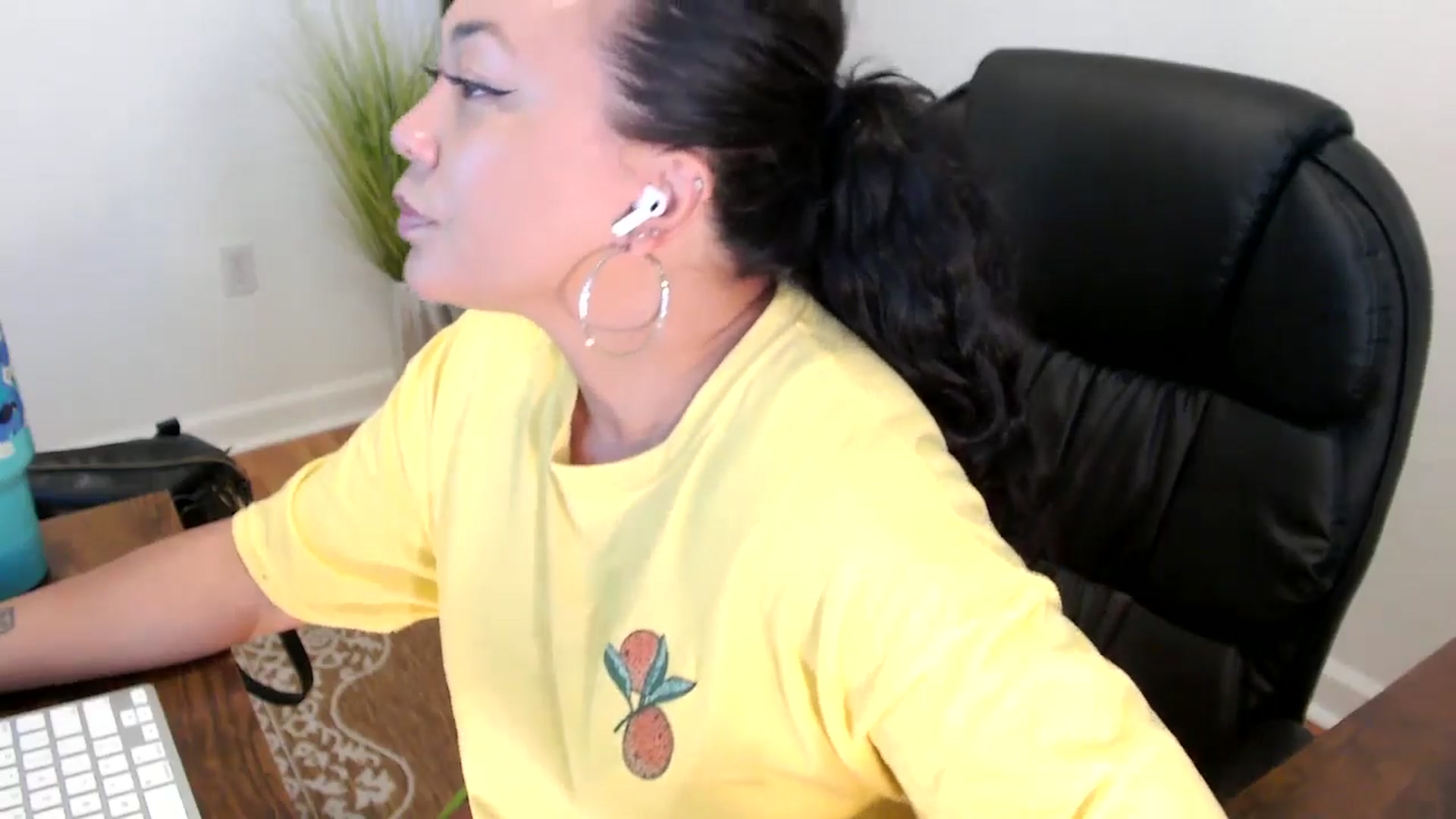 Gallery image thumbnail from MickaylaStar's myfreecams stream on, 05/20/2025, 16:09 image 9 of 20