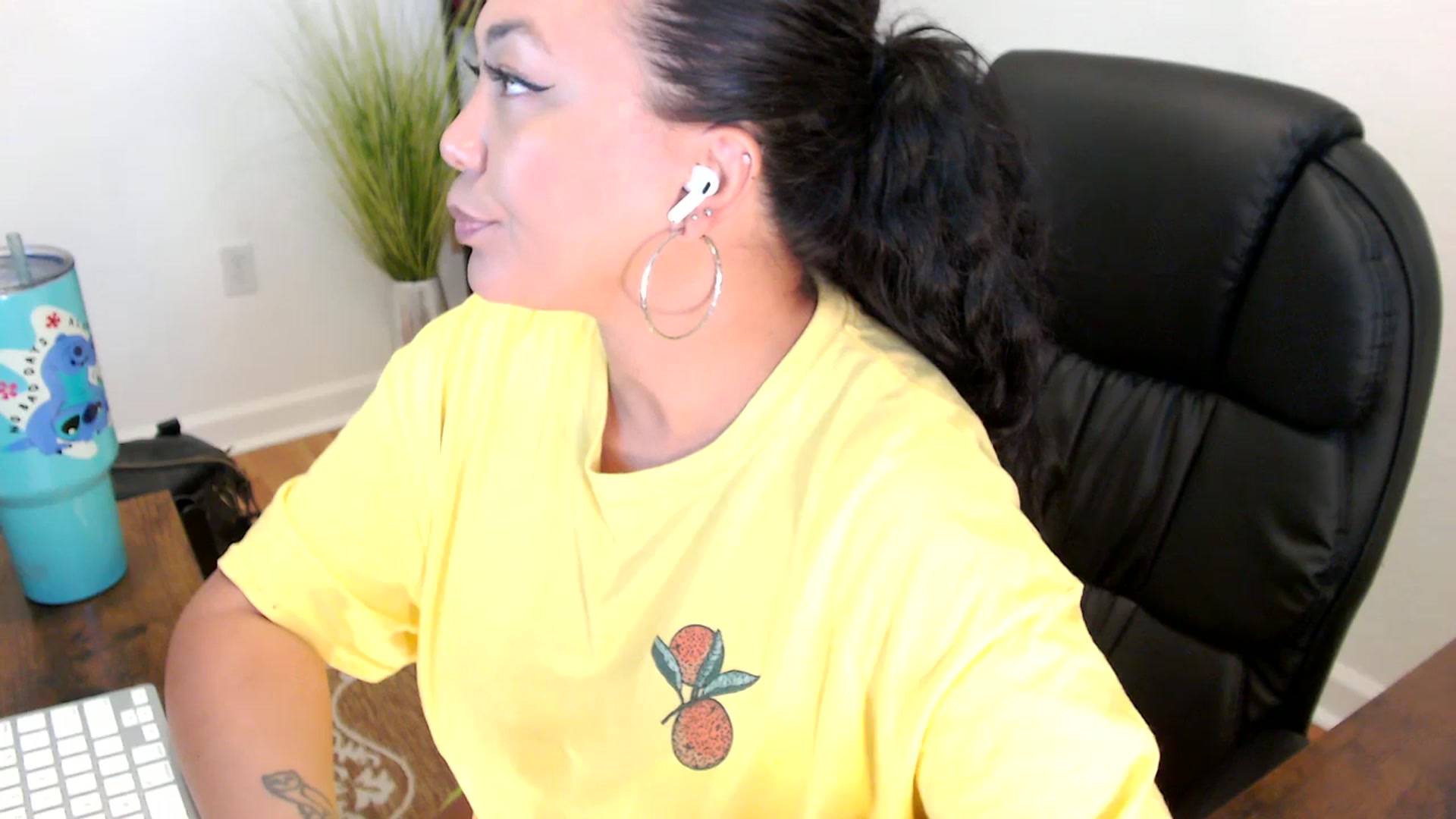 Gallery image thumbnail from MickaylaStar's myfreecams stream on, 05/20/2025, 16:09 image 13 of 20