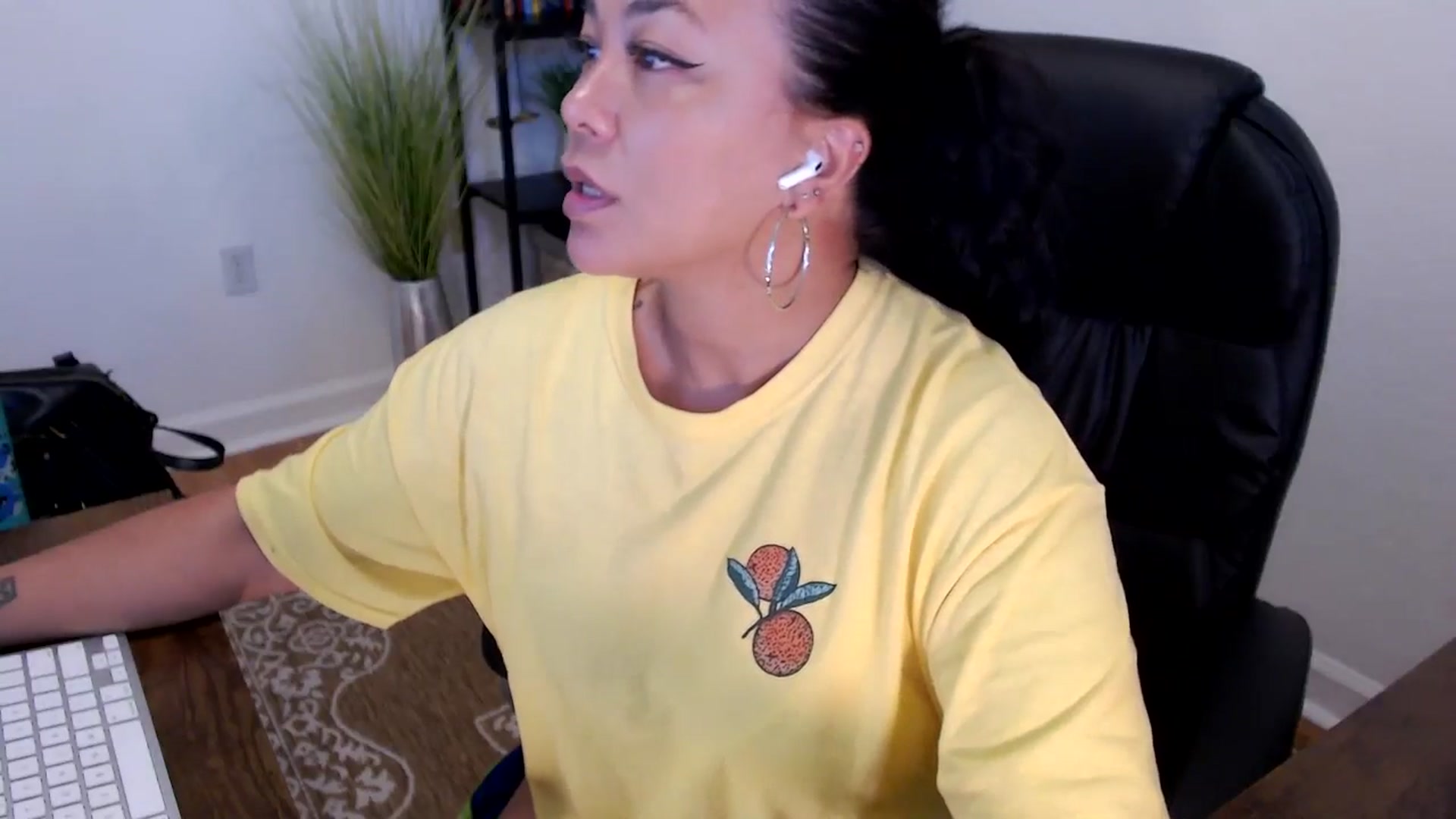 Gallery image thumbnail from MickaylaStar's myfreecams stream on, 05/20/2025, 17:03 image 4 of 20
