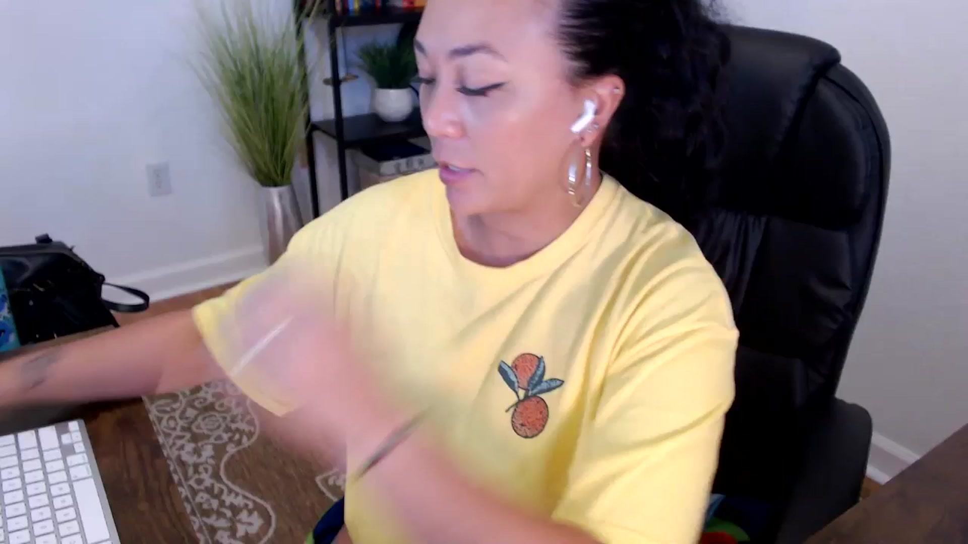 Gallery image thumbnail from MickaylaStar's myfreecams stream on, 05/20/2025, 17:03 image 5 of 20