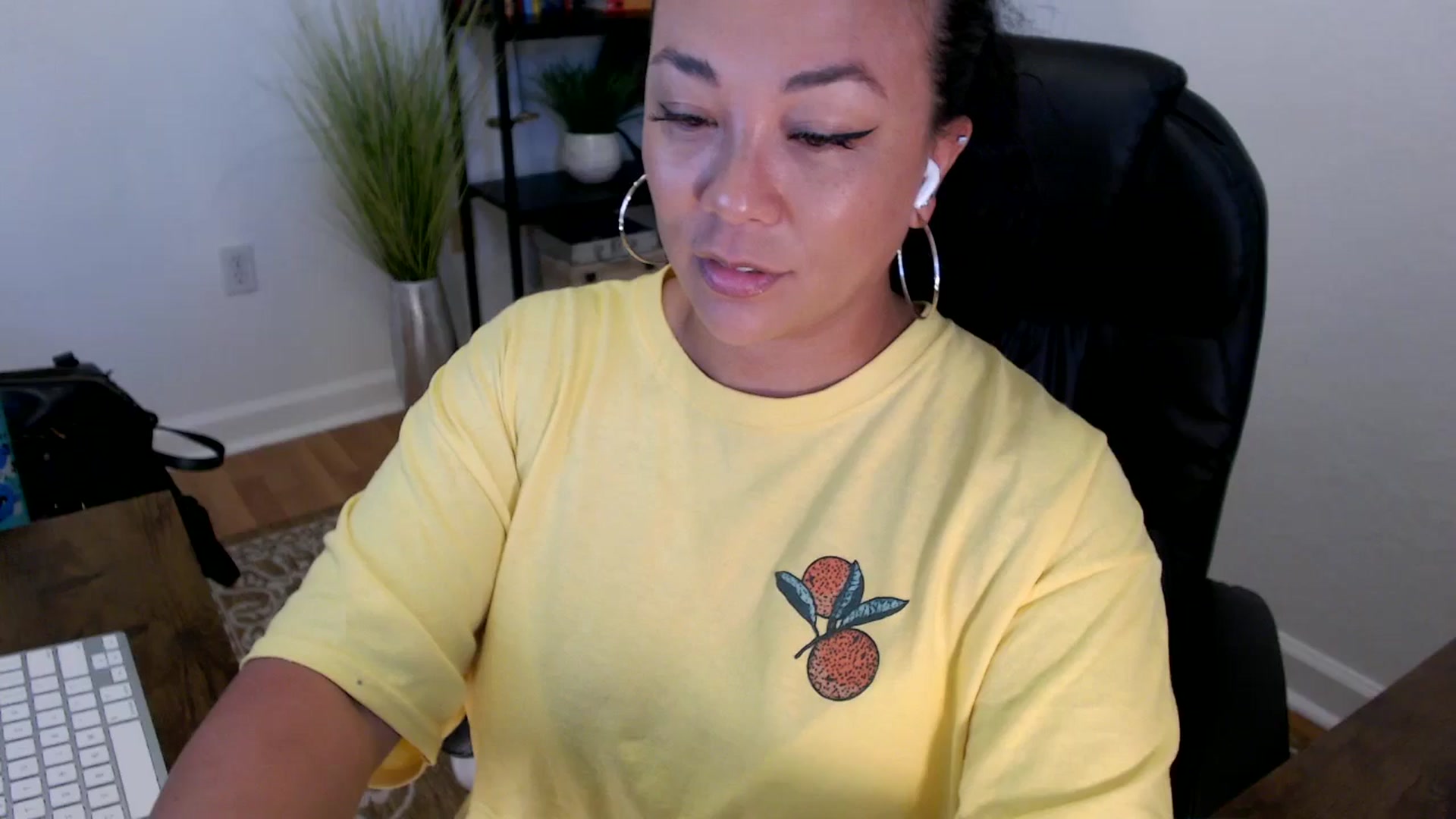 Gallery image thumbnail from MickaylaStar's myfreecams stream on, 05/20/2025, 17:03 image 15 of 20