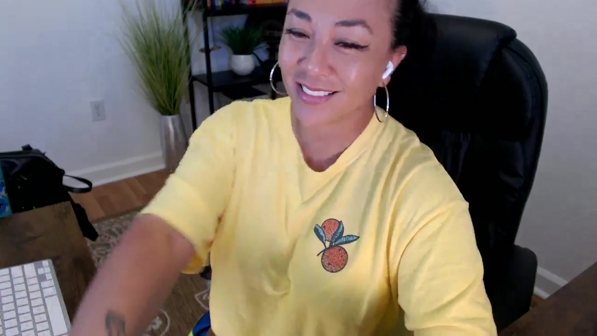 Gallery image thumbnail from MickaylaStar's myfreecams stream on, 05/20/2025, 17:03 image 12 of 20