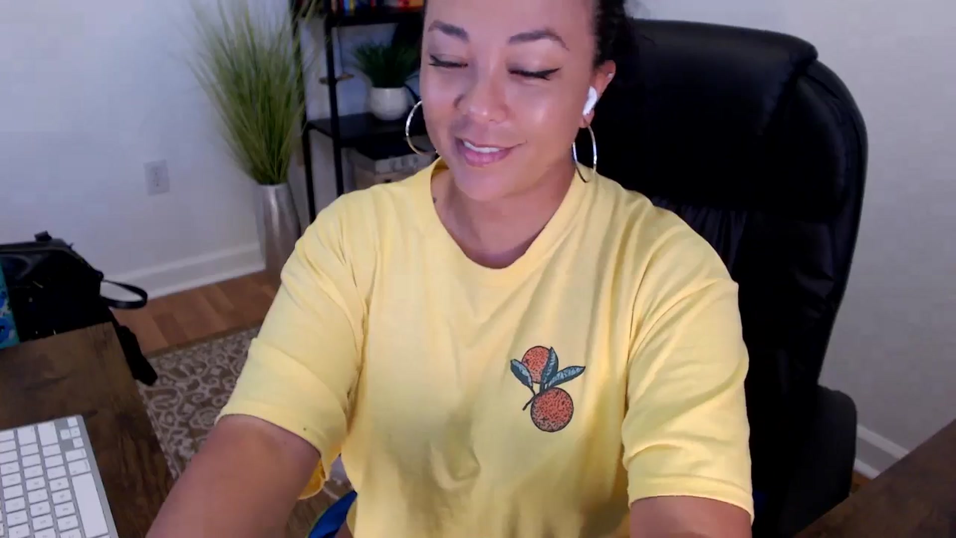 Gallery image thumbnail from MickaylaStar's myfreecams stream on, 05/20/2025, 17:03 image 10 of 20