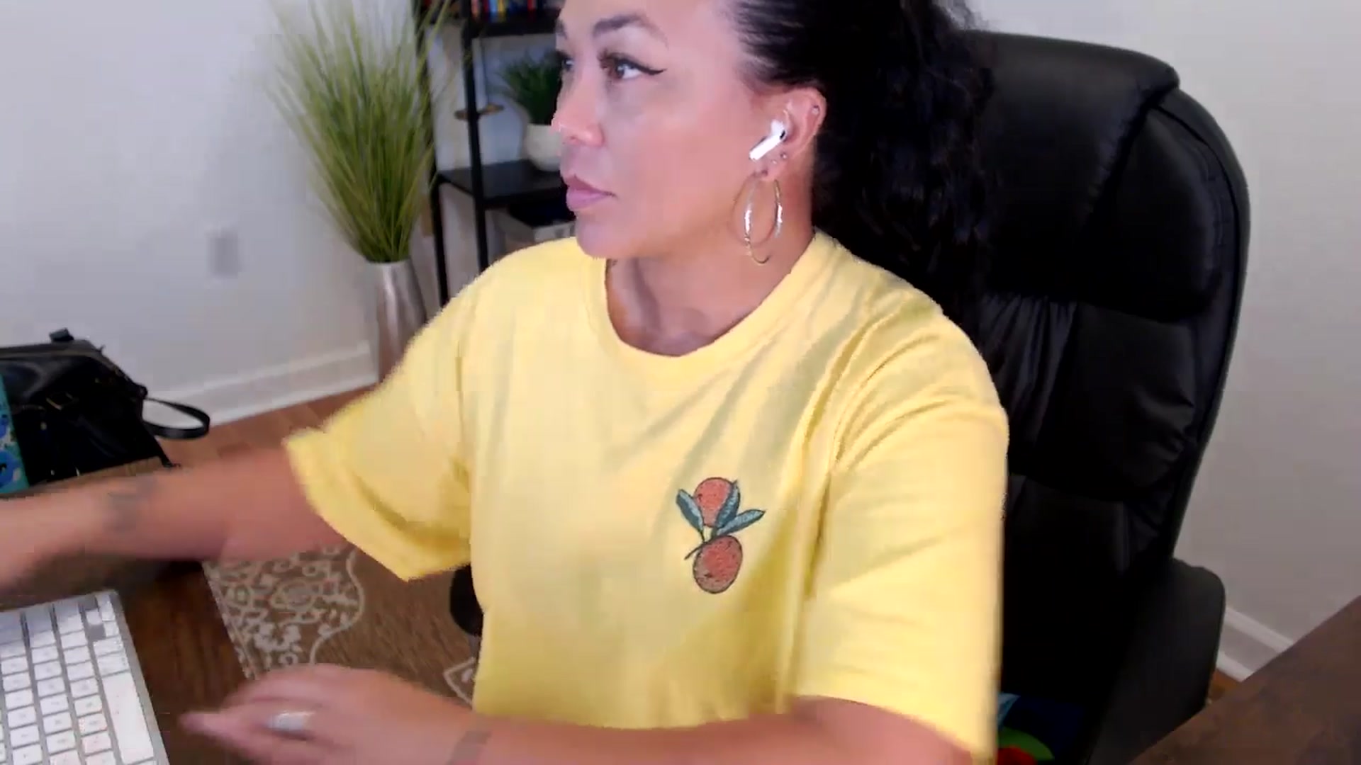 Gallery image thumbnail from MickaylaStar's myfreecams stream on, 05/20/2025, 17:03 image 6 of 20