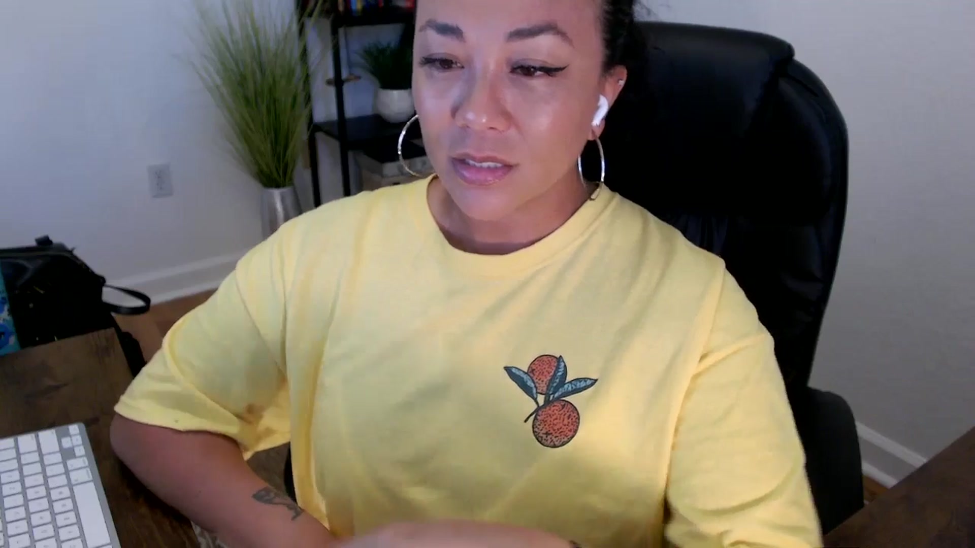 Gallery image thumbnail from MickaylaStar's myfreecams stream on, 05/20/2025, 17:03 image 14 of 20