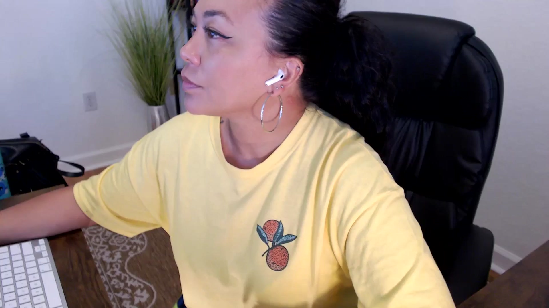 Gallery image thumbnail from MickaylaStar's myfreecams stream on, 05/20/2025, 17:03 image 7 of 20