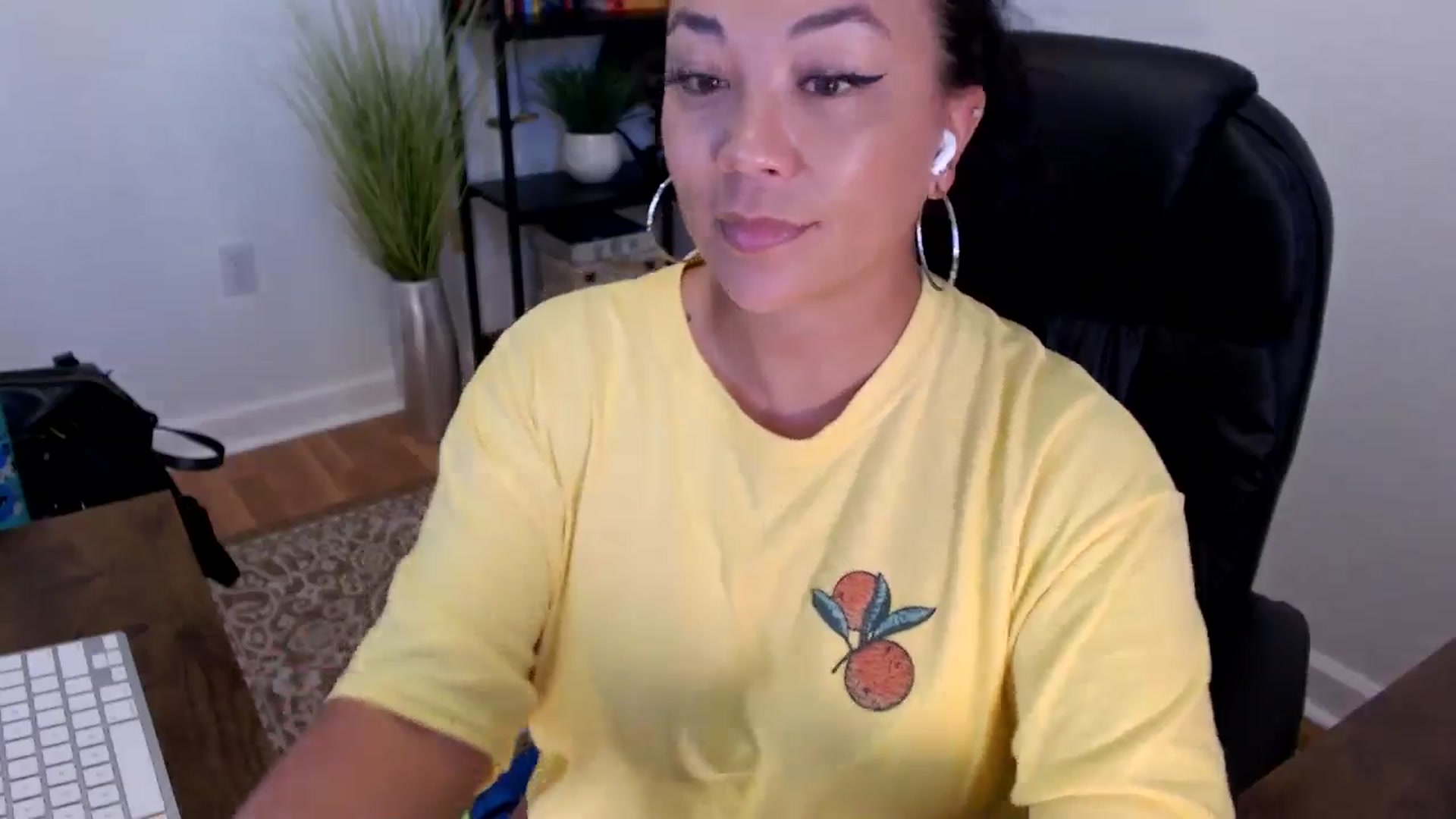 Gallery image thumbnail from MickaylaStar's myfreecams stream on, 05/20/2025, 17:03 image 9 of 20