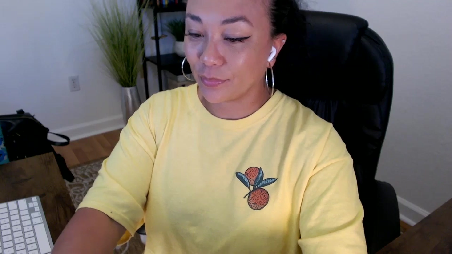 Gallery image thumbnail from MickaylaStar's myfreecams stream on, 05/20/2025, 17:03 image 16 of 20