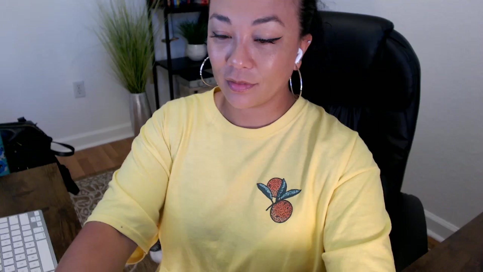 Gallery image thumbnail from MickaylaStar's myfreecams stream on, 05/20/2025, 17:03 image 17 of 20