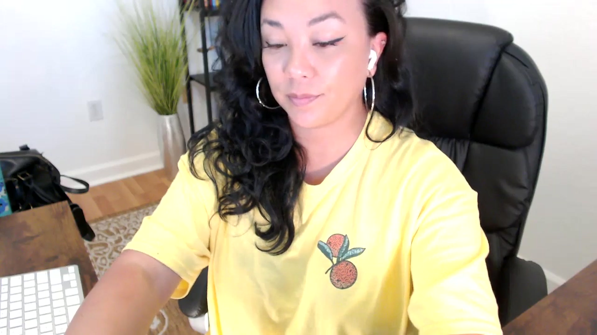 Gallery image thumbnail from MickaylaStar's myfreecams stream on, 05/20/2025, 17:56 image 14 of 20