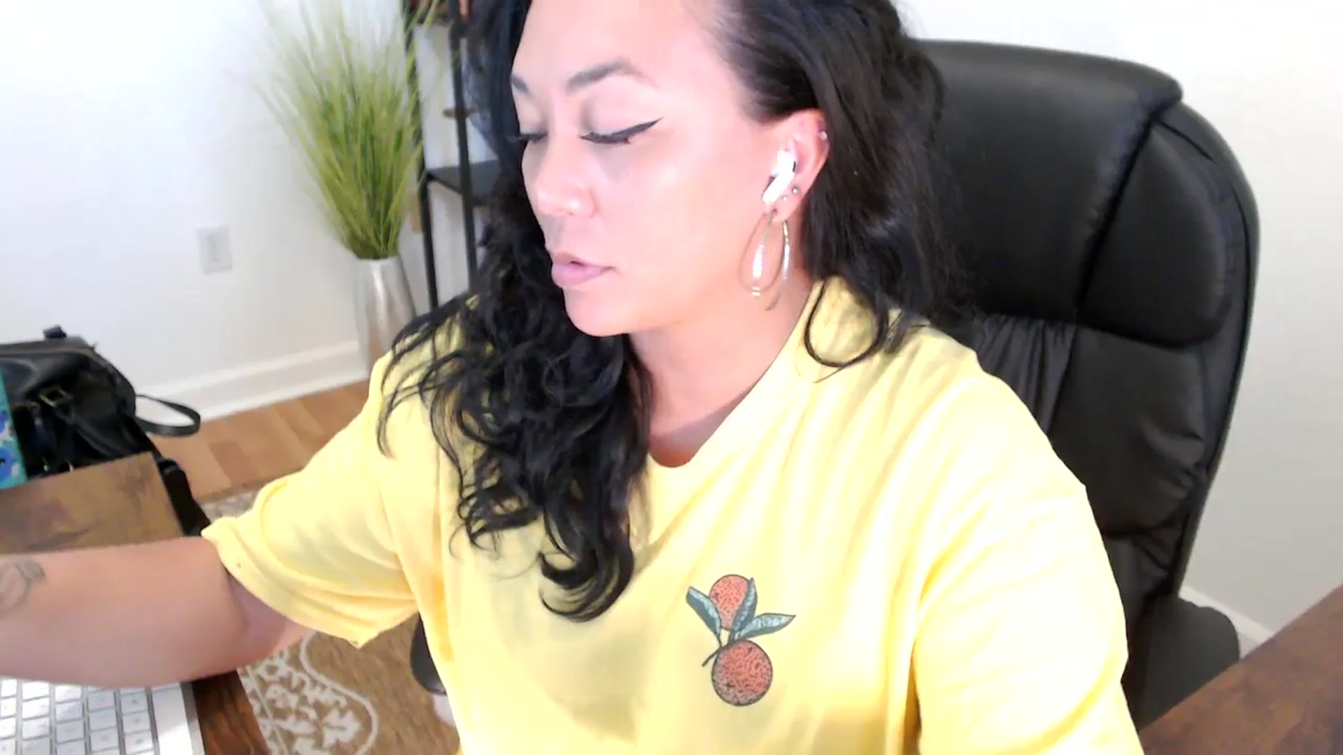 Gallery image thumbnail from MickaylaStar's myfreecams stream on, 05/20/2025, 17:56 image 13 of 20