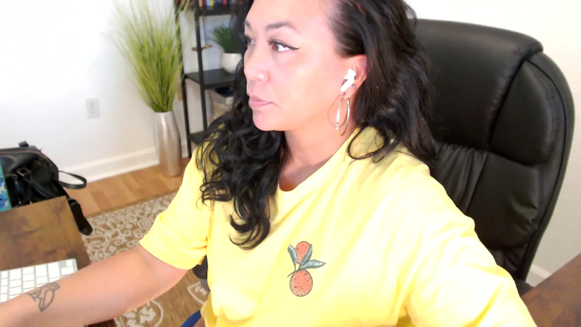 Gallery image thumbnail from MickaylaStar's myfreecams stream on, 05/20/2025, 17:56 image 18 of 20