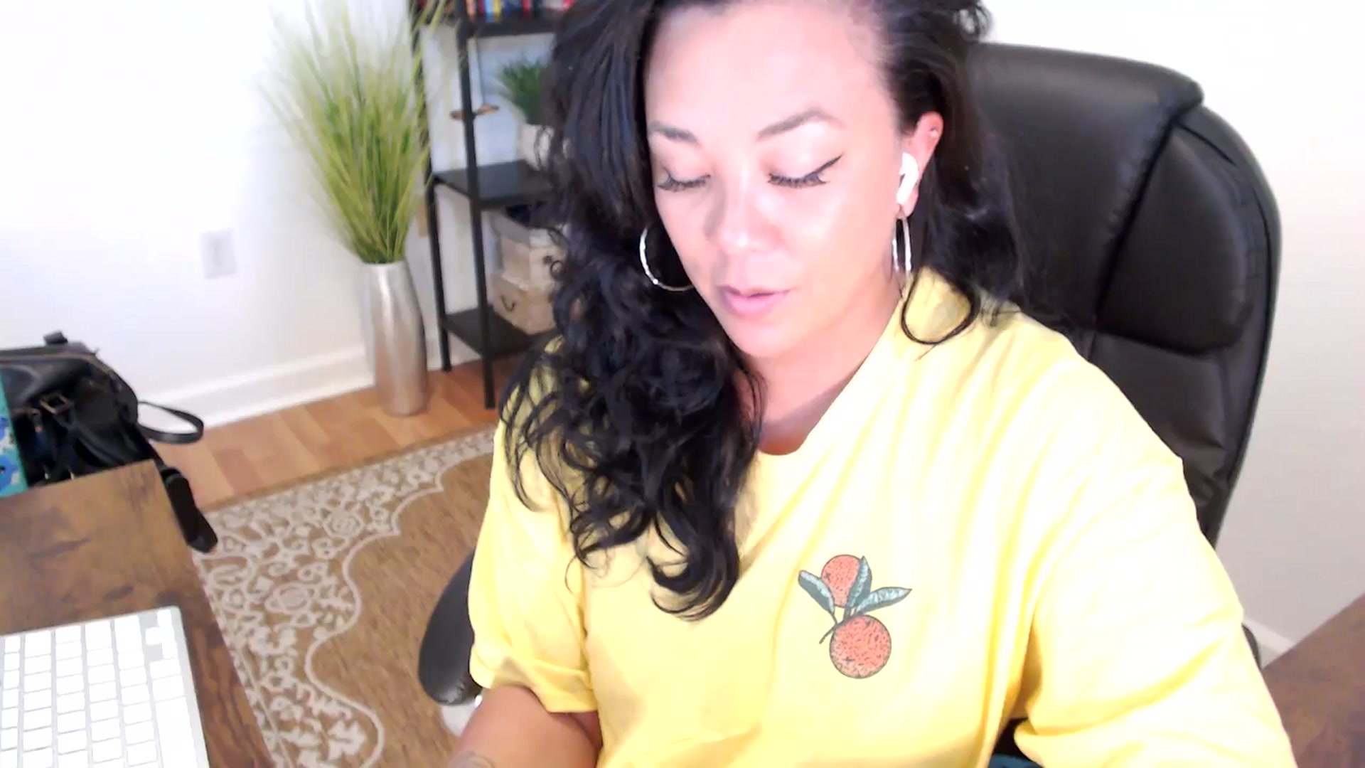 Gallery image thumbnail from MickaylaStar's myfreecams stream on, 05/20/2025, 17:56 image 12 of 20