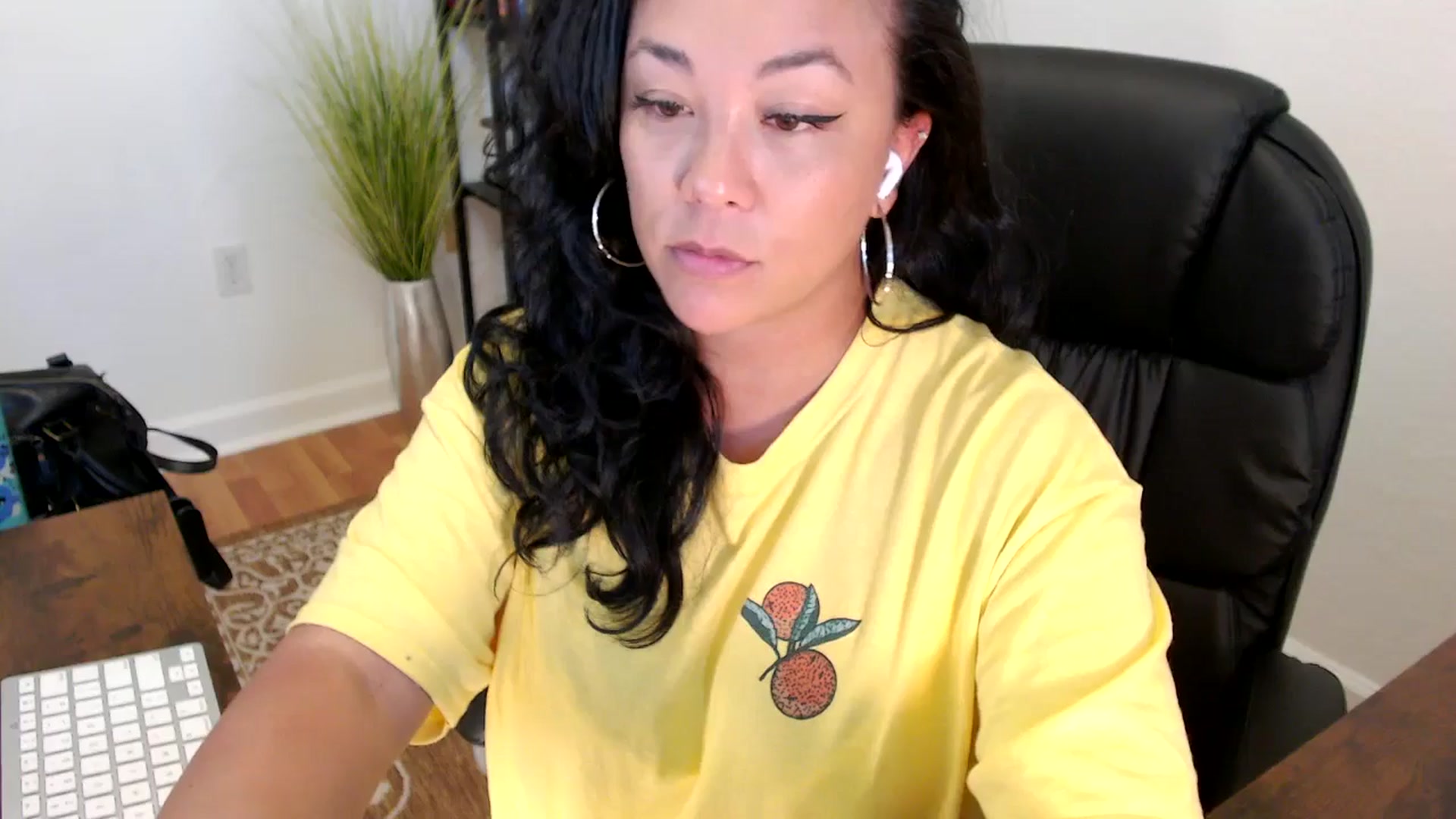 Gallery image thumbnail from MickaylaStar's myfreecams stream on, 05/20/2025, 17:56 image 8 of 20