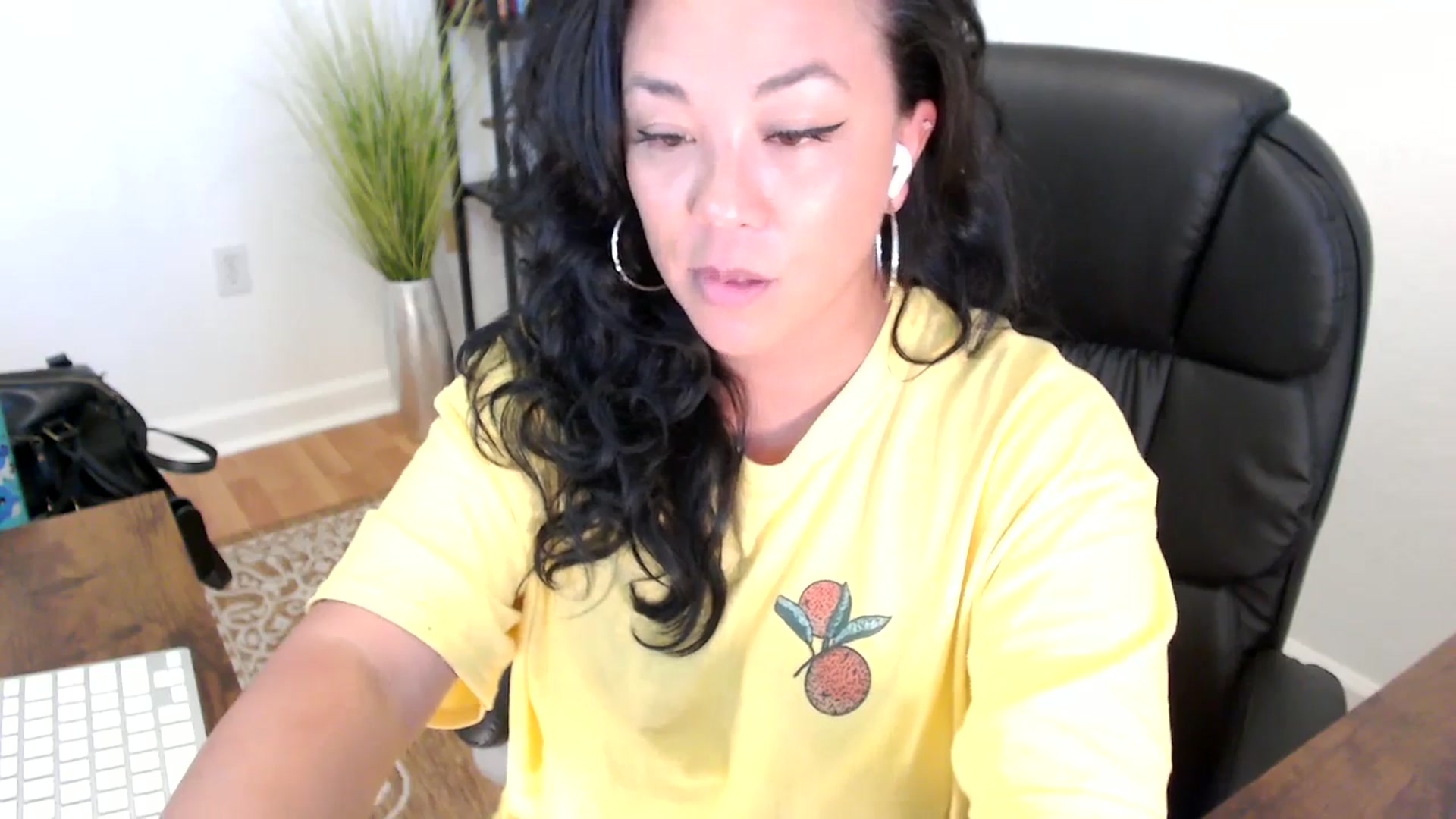 Gallery image thumbnail from MickaylaStar's myfreecams stream on, 05/20/2025, 17:56 image 16 of 20