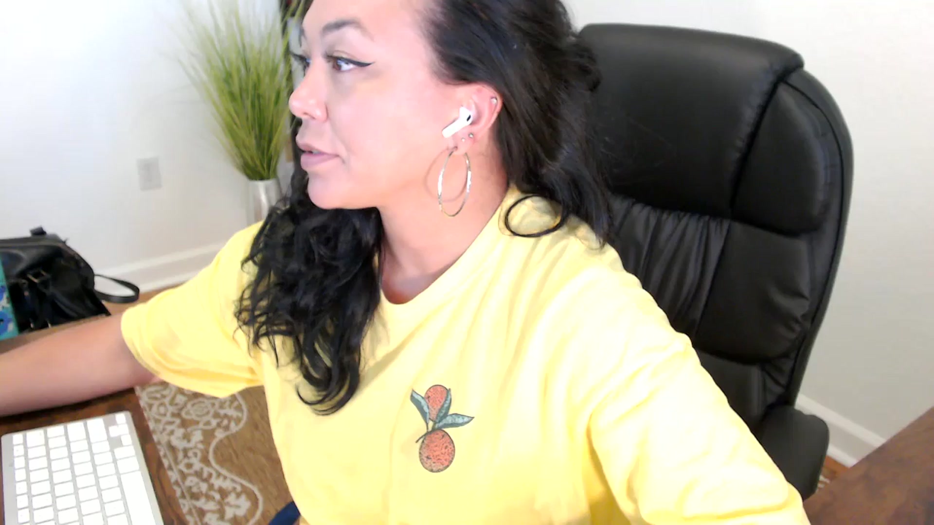 Gallery image thumbnail from MickaylaStar's myfreecams stream on, 05/20/2025, 17:56 image 1 of 20