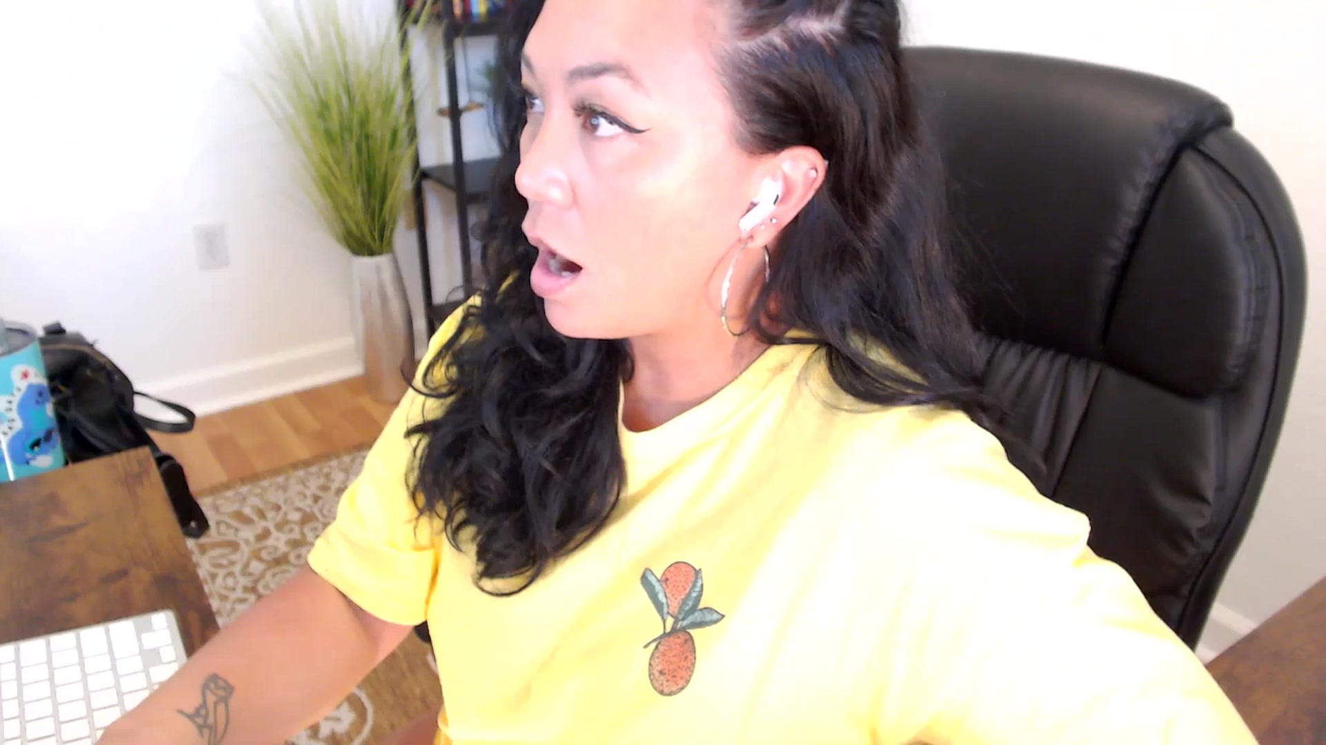 Gallery image thumbnail from MickaylaStar's myfreecams stream on, 05/20/2025, 19:47 image 5 of 20