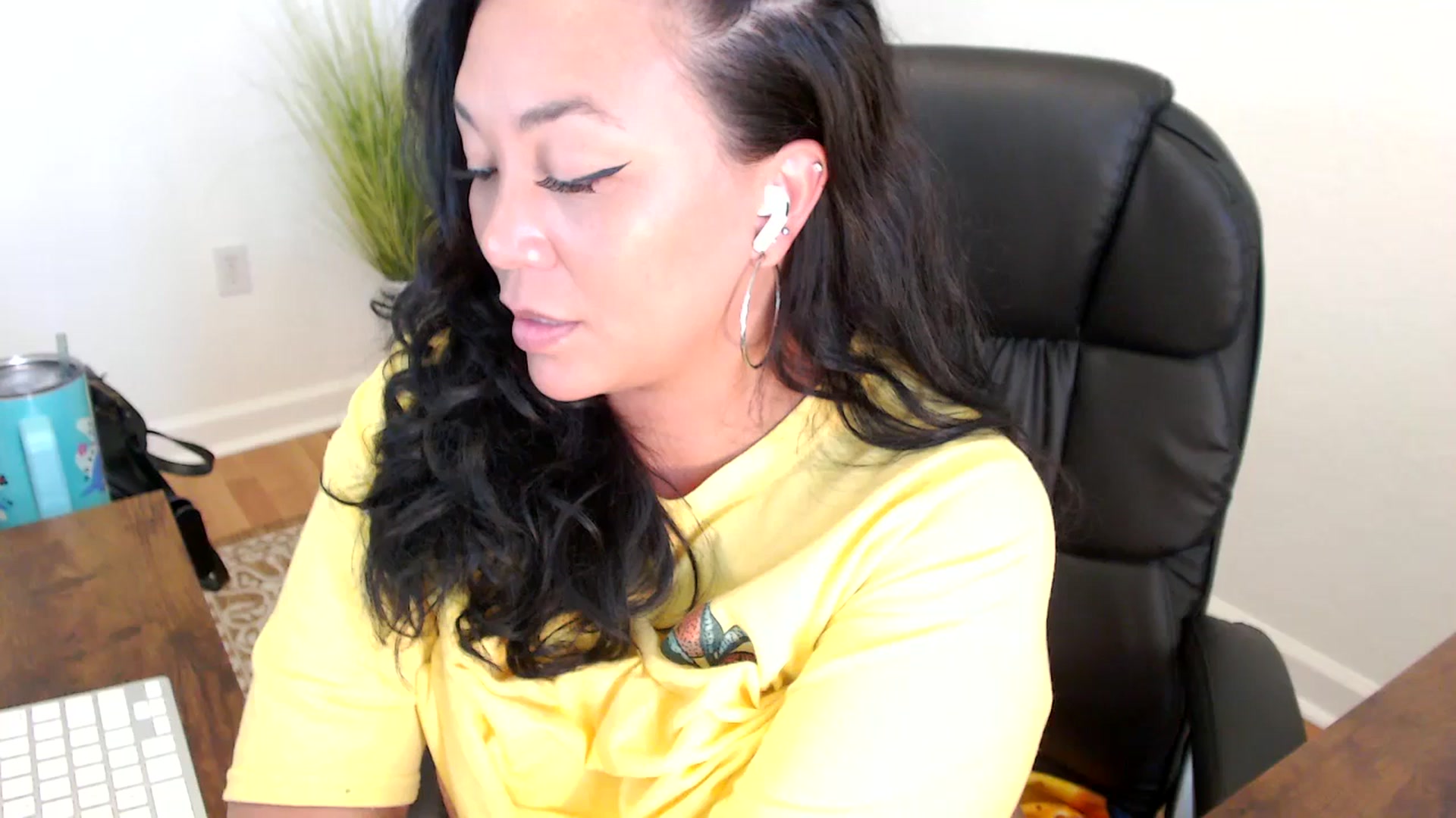 Gallery image thumbnail from MickaylaStar's myfreecams stream on, 05/20/2025, 19:47 image 15 of 20