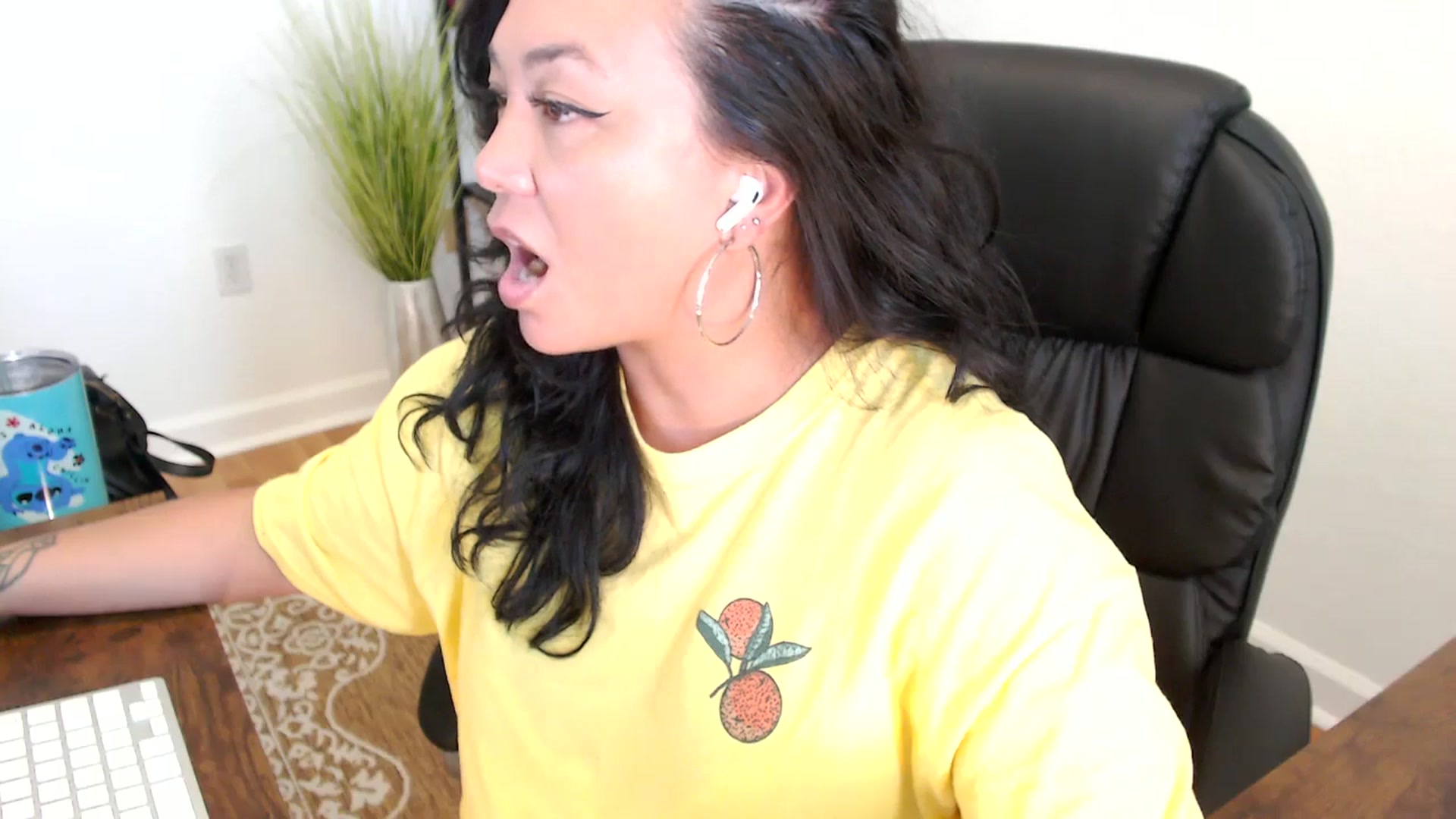 Gallery image thumbnail from MickaylaStar's myfreecams stream on, 05/20/2025, 21:12 image 3 of 20