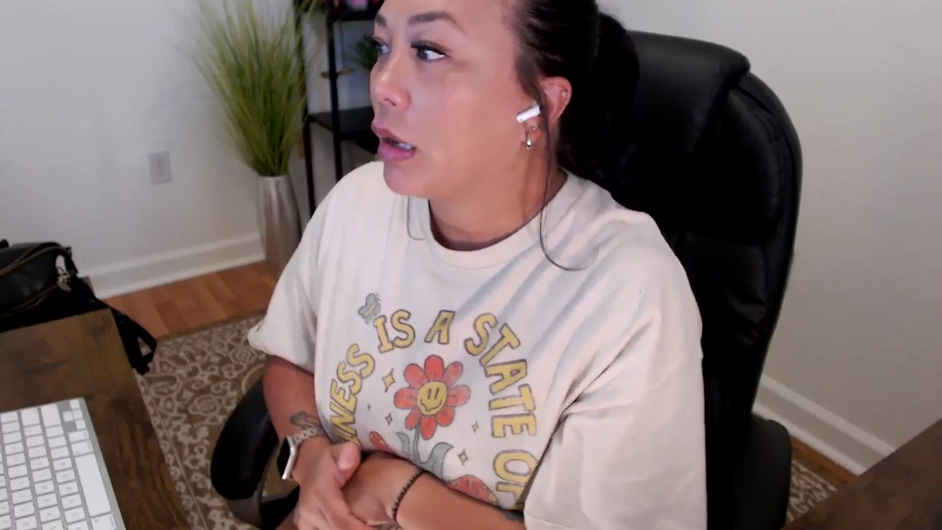 Gallery image thumbnail from MickaylaStar's myfreecams stream on, 05/21/2025, 15:16 image 16 of 20